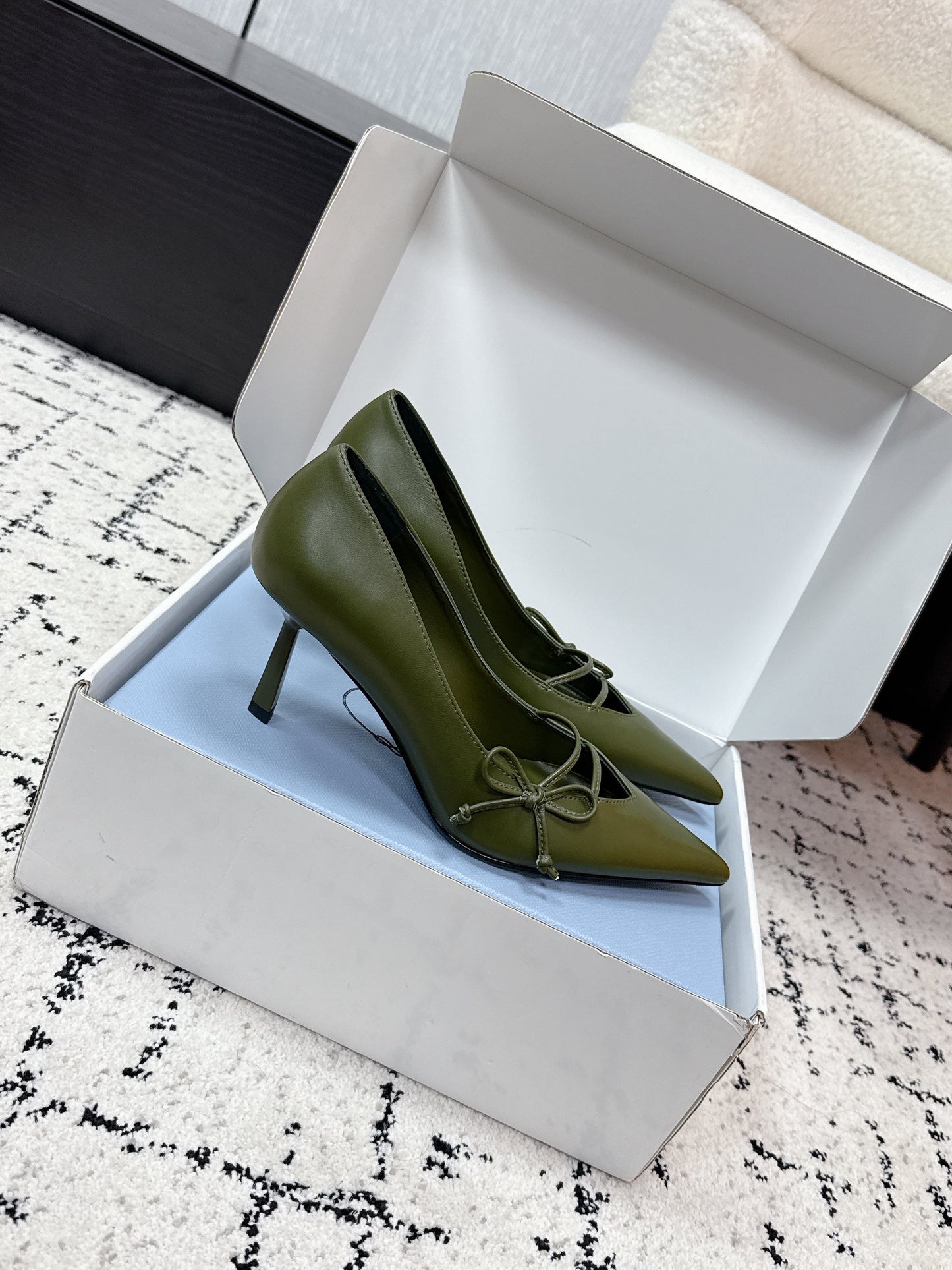 PRADA 26S Гостроносі туфлі-човники на підборах 75 мм з темно-оливкової телячої шкіри