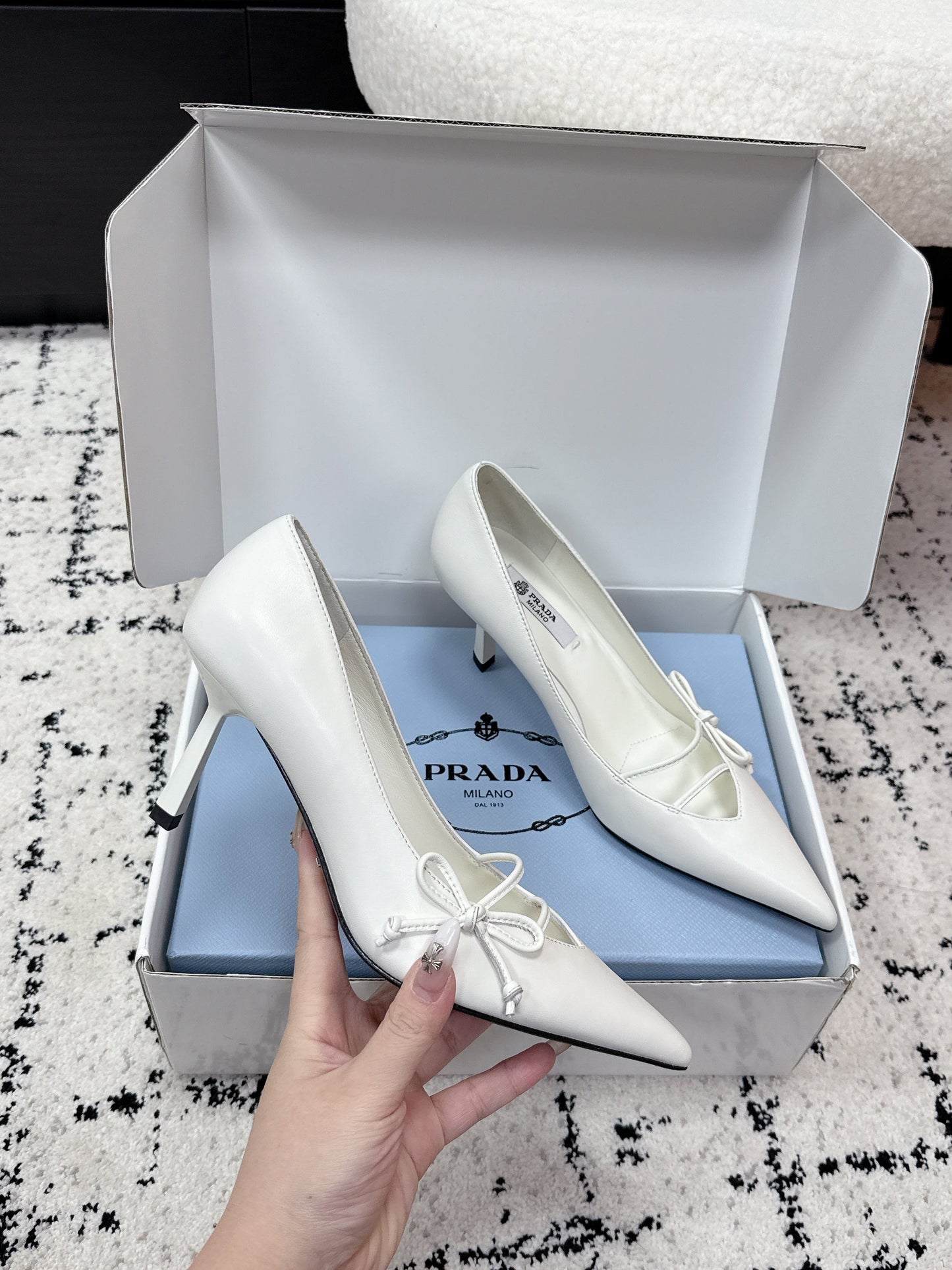 ЖІНОЧІ ТУФЛІ PRADA З ГОСТРИМ НОСКОМ НА ПІДБОРАХ 75 ММ З ТЕЛЯЧОЇ ШКІРИ КРЕМОВО-БІЛОГО КОЛЬОРУ