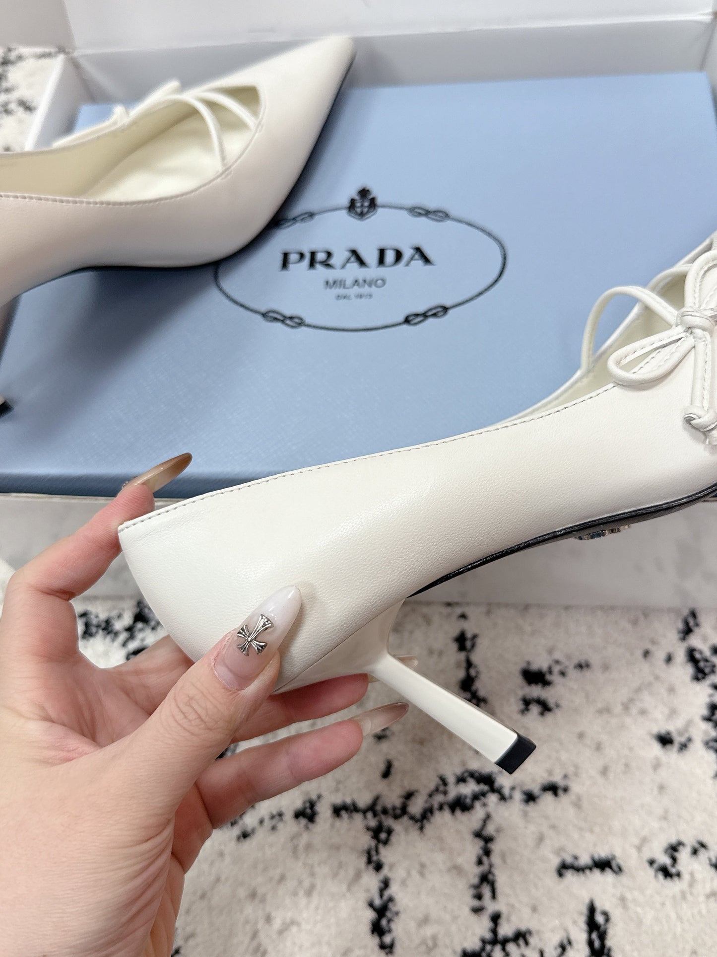 ЖІНОЧІ ТУФЛІ PRADA З ГОСТРИМ НОСКОМ НА ПІДБОРАХ 75 ММ З ТЕЛЯЧОЇ ШКІРИ КРЕМОВО-БІЛОГО КОЛЬОРУ