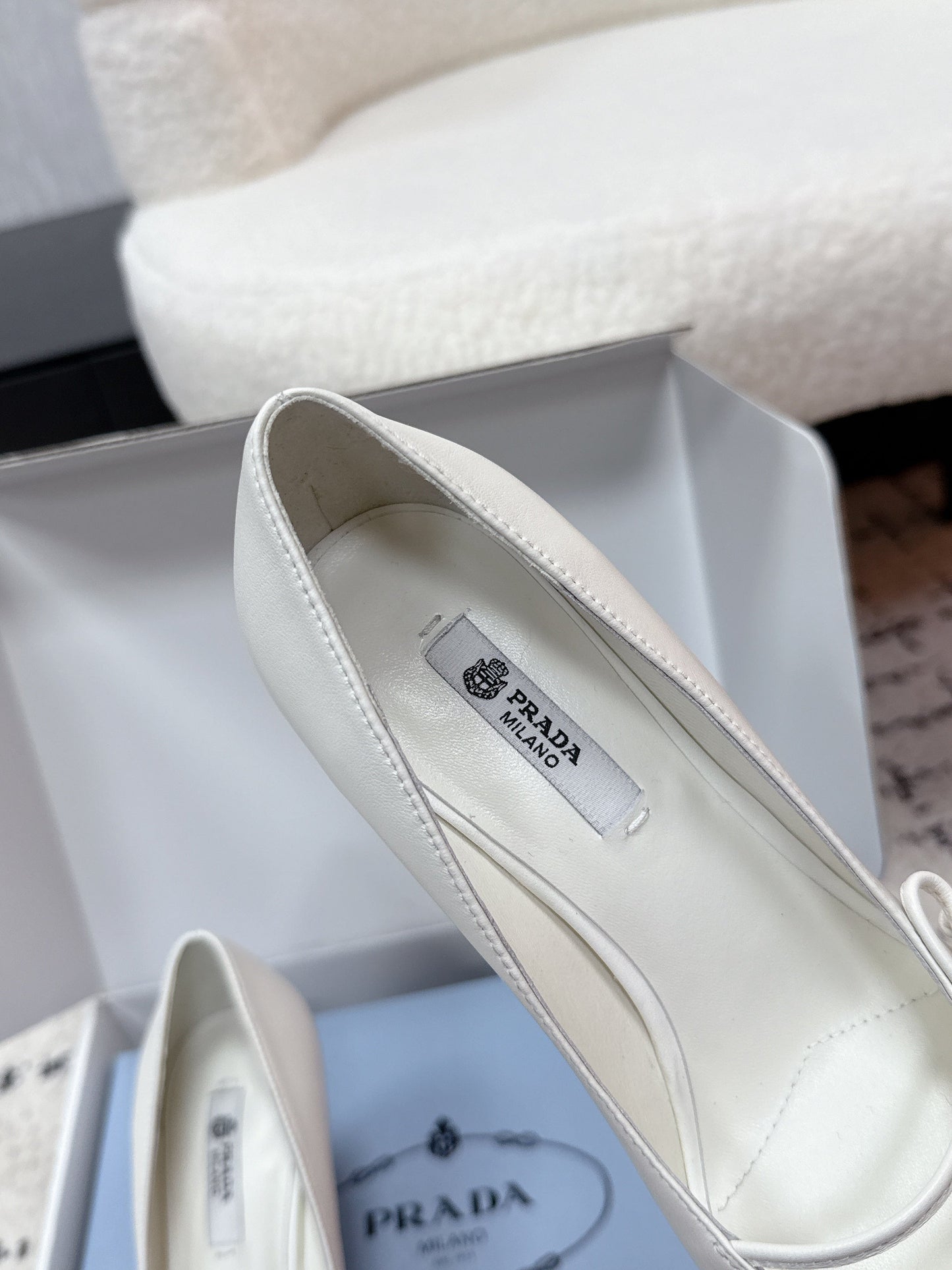 ЖІНОЧІ ТУФЛІ PRADA З ГОСТРИМ НОСКОМ НА ПІДБОРАХ 75 ММ З ТЕЛЯЧОЇ ШКІРИ КРЕМОВО-БІЛОГО КОЛЬОРУ