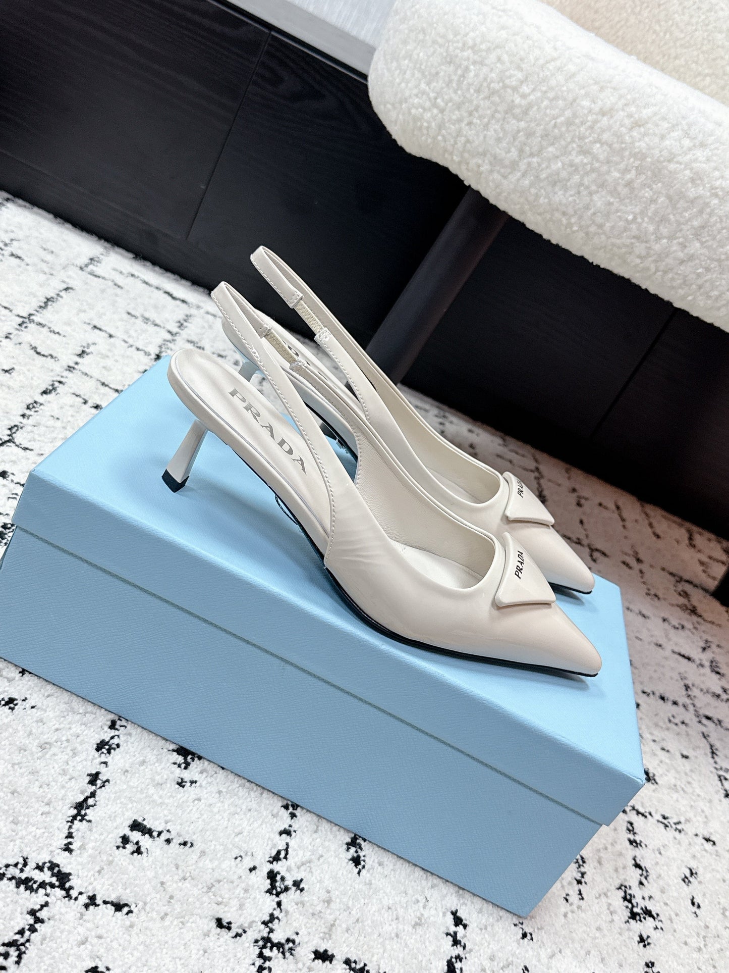 БОСОНІЖКИ PRADA 26S SLINGBACK 60 ММ З КРЕМОВО-БІЛОЇ ЛАКОВАНОЇ ТЕЛЯЧОЇ ШКІРИ