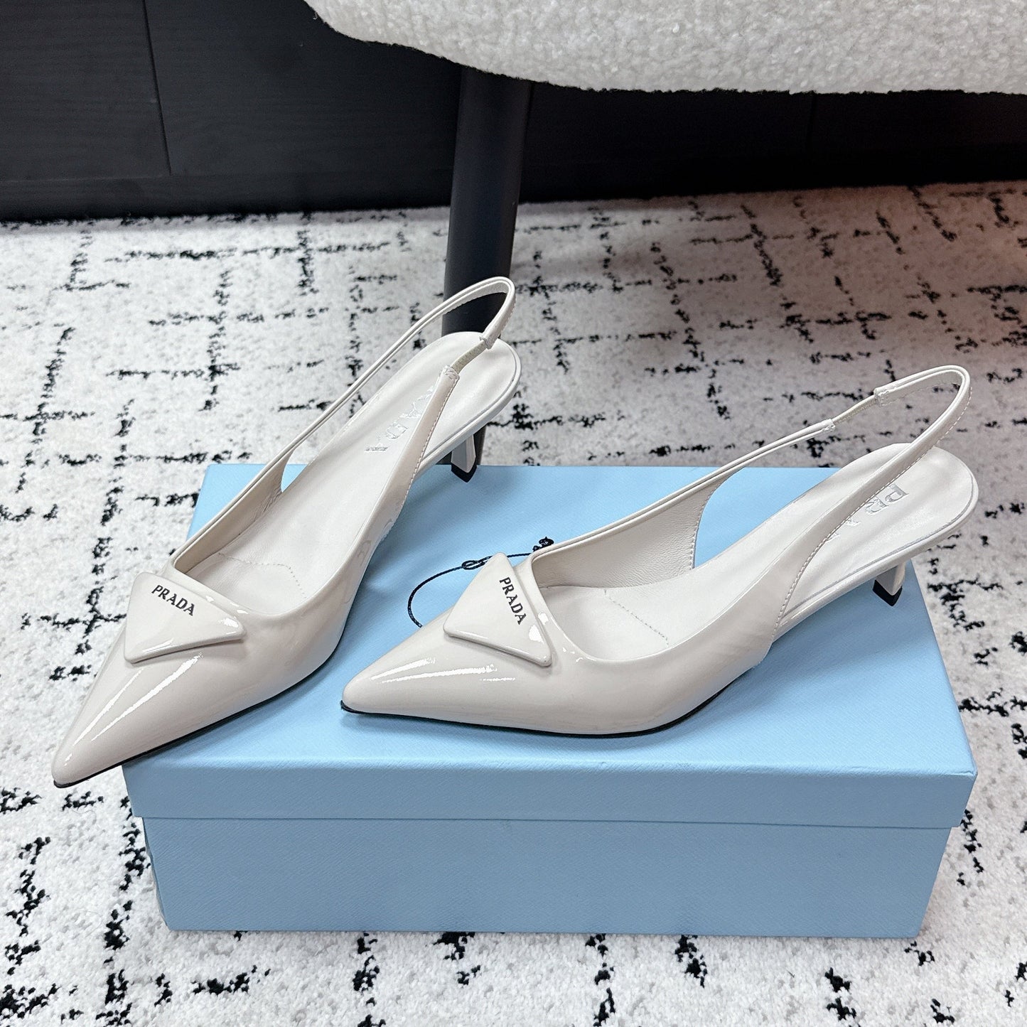 БОСОНІЖКИ PRADA 26S SLINGBACK 60 ММ З КРЕМОВО-БІЛОЇ ЛАКОВАНОЇ ТЕЛЯЧОЇ ШКІРИ