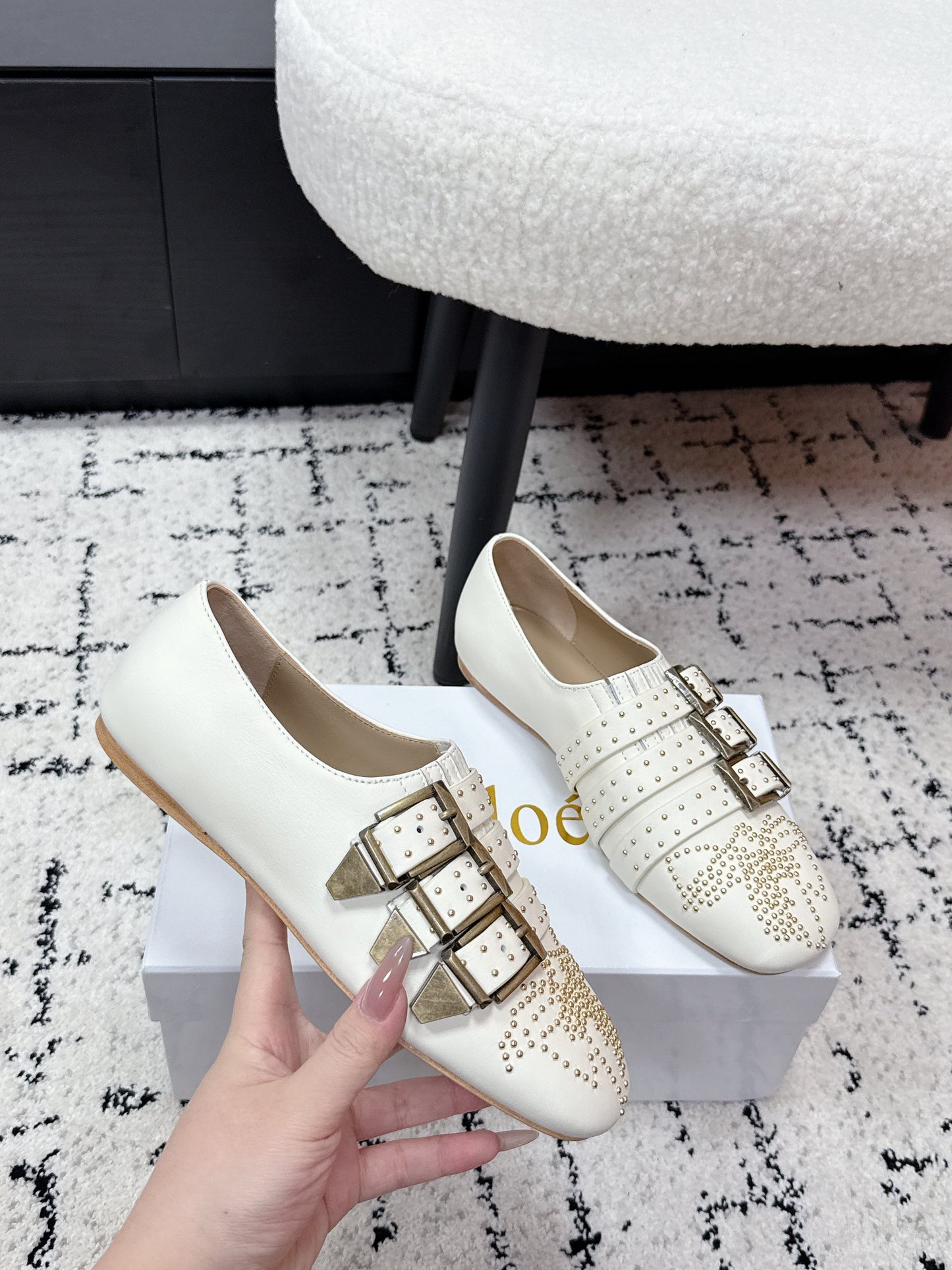 CHLOÉ 26S FLAT SHOES IN WHITE CALFSKIN WITH METAL STUDS