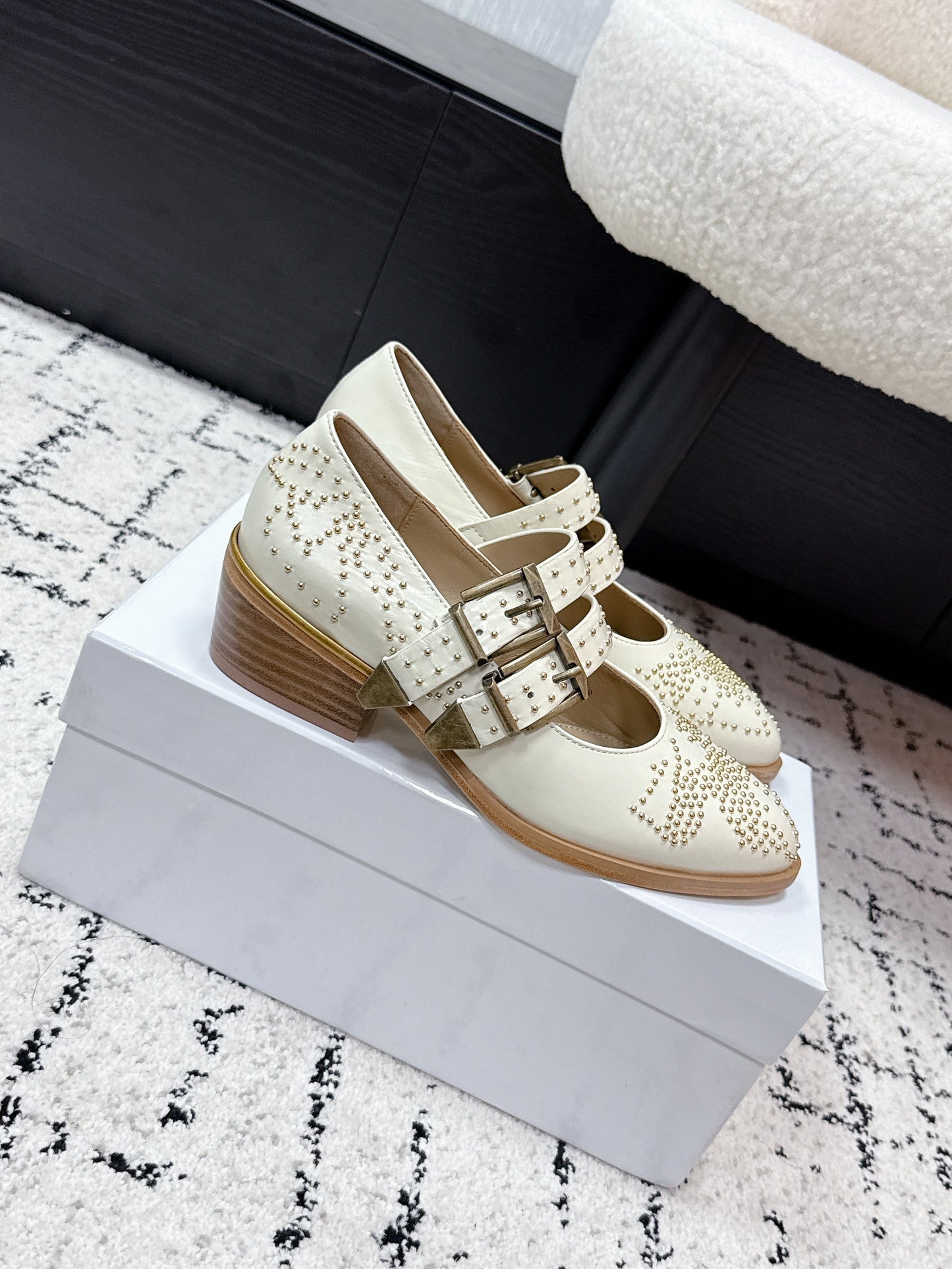 CHLOÉ 26S METAL STUD SHOES IN CREAM WHITE CALFSKIN