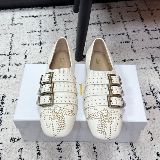БАЛЕТКИ CHLOÉ 26S З БІЛОЇ ТЕЛЯЧОЇ ШКІРИ З МЕТАЛЕВИМИ ЗАКЛЕПКАМИ