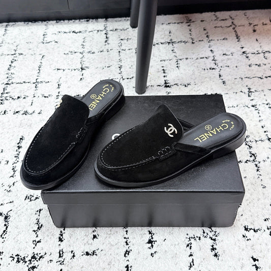 ЛОФЕРИ-МЮЛІ CHANEL 26S З ЧОРНОЇ ЗАМШІ З ЛОГОТИПОМ CC