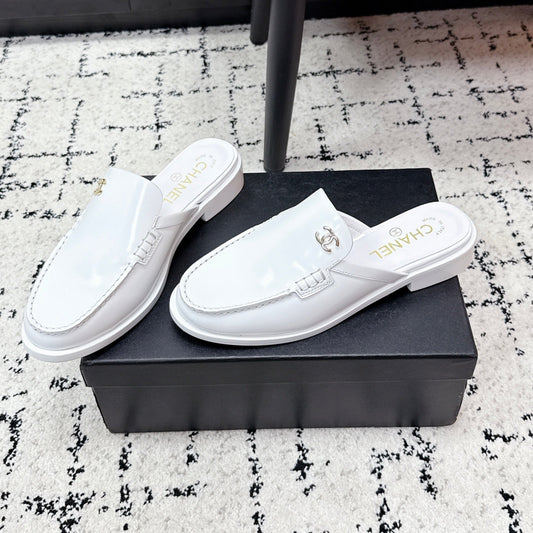 ШКІРЯНІ ЛОФЕРИ-МУЛІ CHANEL 26S БІЛОГО КОЛЬОРУ З ЛОГОТИПОМ CC