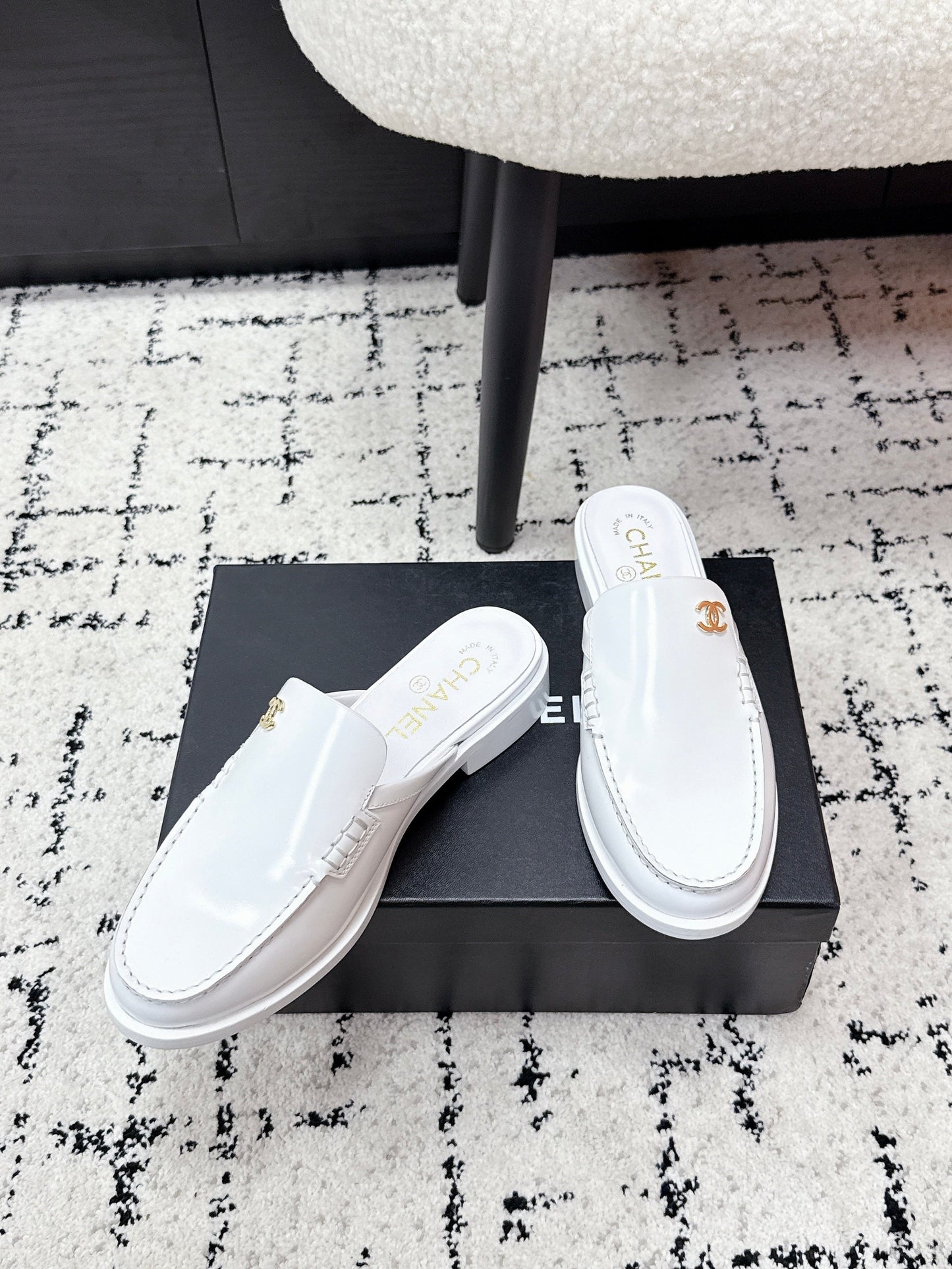 CHANEL 26S MULE LOAFERS IN WHITE SMOOTH CALFSKIN WITH CC LOGO