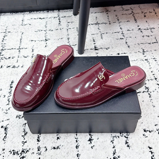 МЮЛІ-ЛОФЕРИ CHANEL 26S З БОРДОВОЇ ЛАКОВАНОЇ ТЕЛЯЧОЇ ШКІРИ З ЛОГОТИПОМ CC