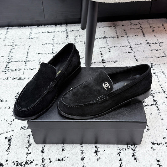 ЛОФЕРИ CHANEL 26S З ЧОРНОЇ ЗАМШІ З ЛОГОТИПОМ CC