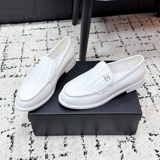 ЛОФЕРИ CHANEL 26S З БІЛОЇ ГЛАДКОЇ ТЕЛЯЧОЇ ШКІРИ З ЛОГОТИПОМ CC