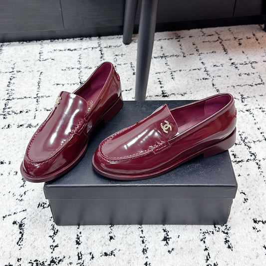 ЛОФЕРИ CHANEL 26S З БОРДОВОЇ ЛАКОВАНОЇ ШКІРИ ТЕЛЯТИ З ЛОГОТИПОМ CC
