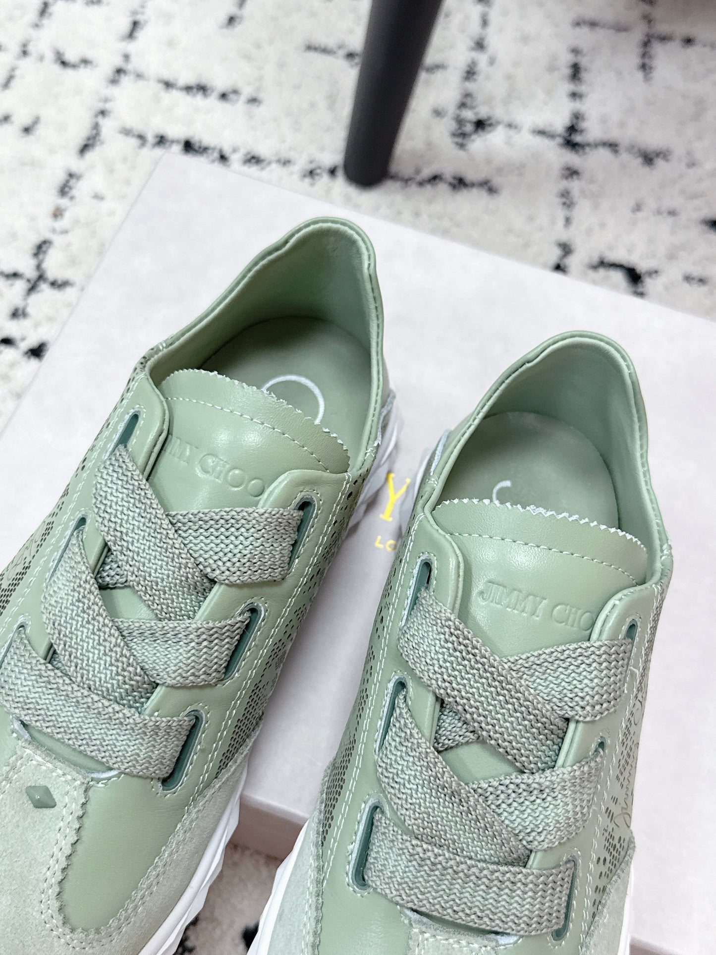 КРОСІВКИ JIMMY CHOO 26S З ЗАМШІ КОЛЬОРУ ШАВЛІЇ