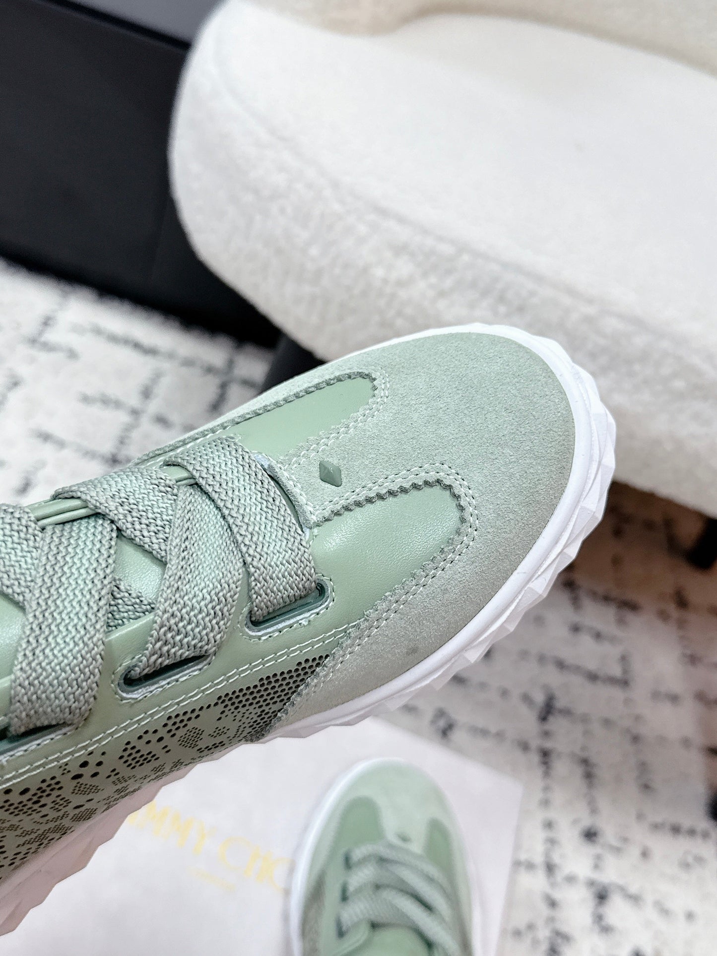 КРОСІВКИ JIMMY CHOO 26S З ЗАМШІ КОЛЬОРУ ШАВЛІЇ