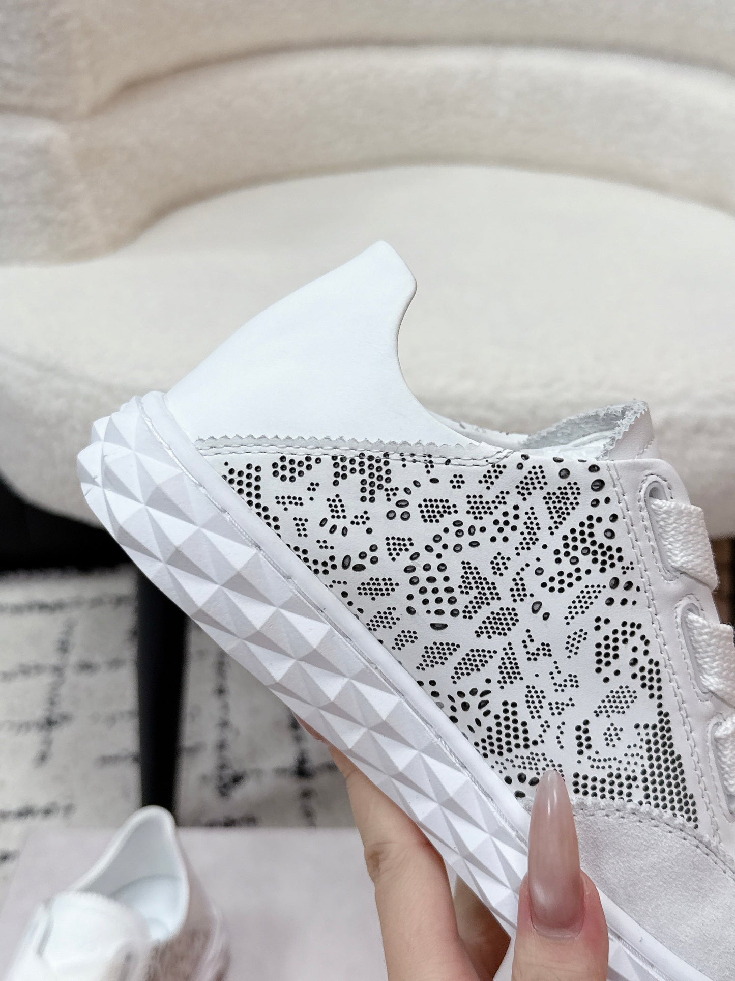 КРОСІВКИ JIMMY CHOO 26S З БІЛОЇ ЗАМШІ