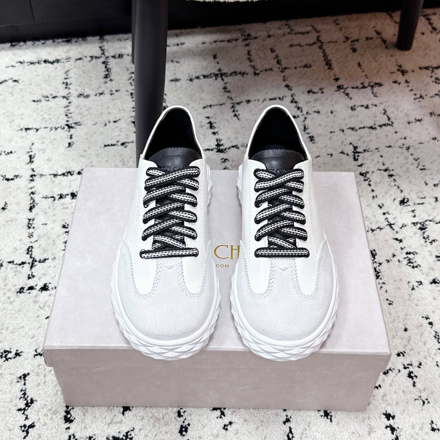 КРОСІВКИ JIMMY CHOO 26S З БІЛОЇ ЗАМШІ З ЧОРНИМИ ШНУРКАМИ