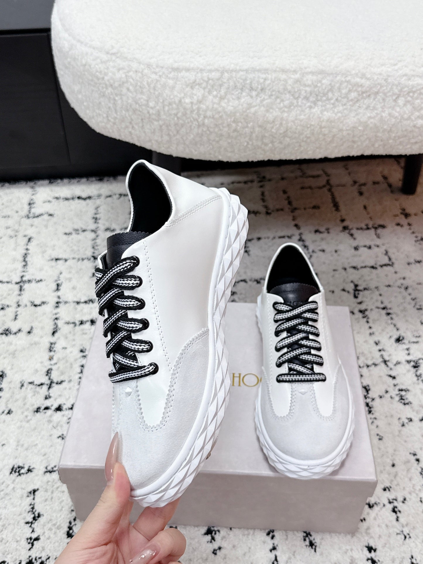КРОСІВКИ JIMMY CHOO 26S З БІЛОЇ ЗАМШІ З ЧОРНИМИ ШНУРКАМИ