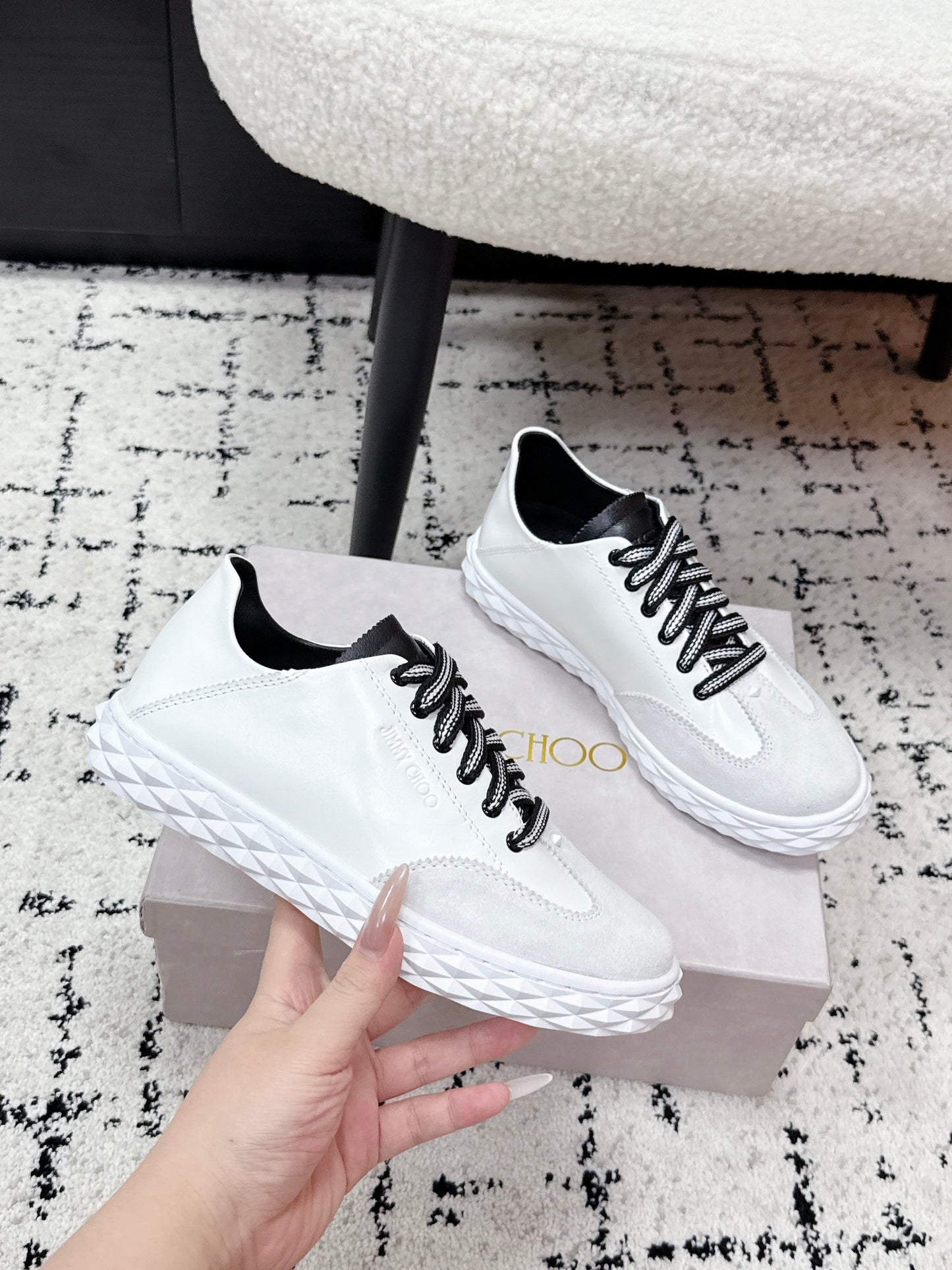 КРОСІВКИ JIMMY CHOO 26S З БІЛОЇ ЗАМШІ З ЧОРНИМИ ШНУРКАМИ