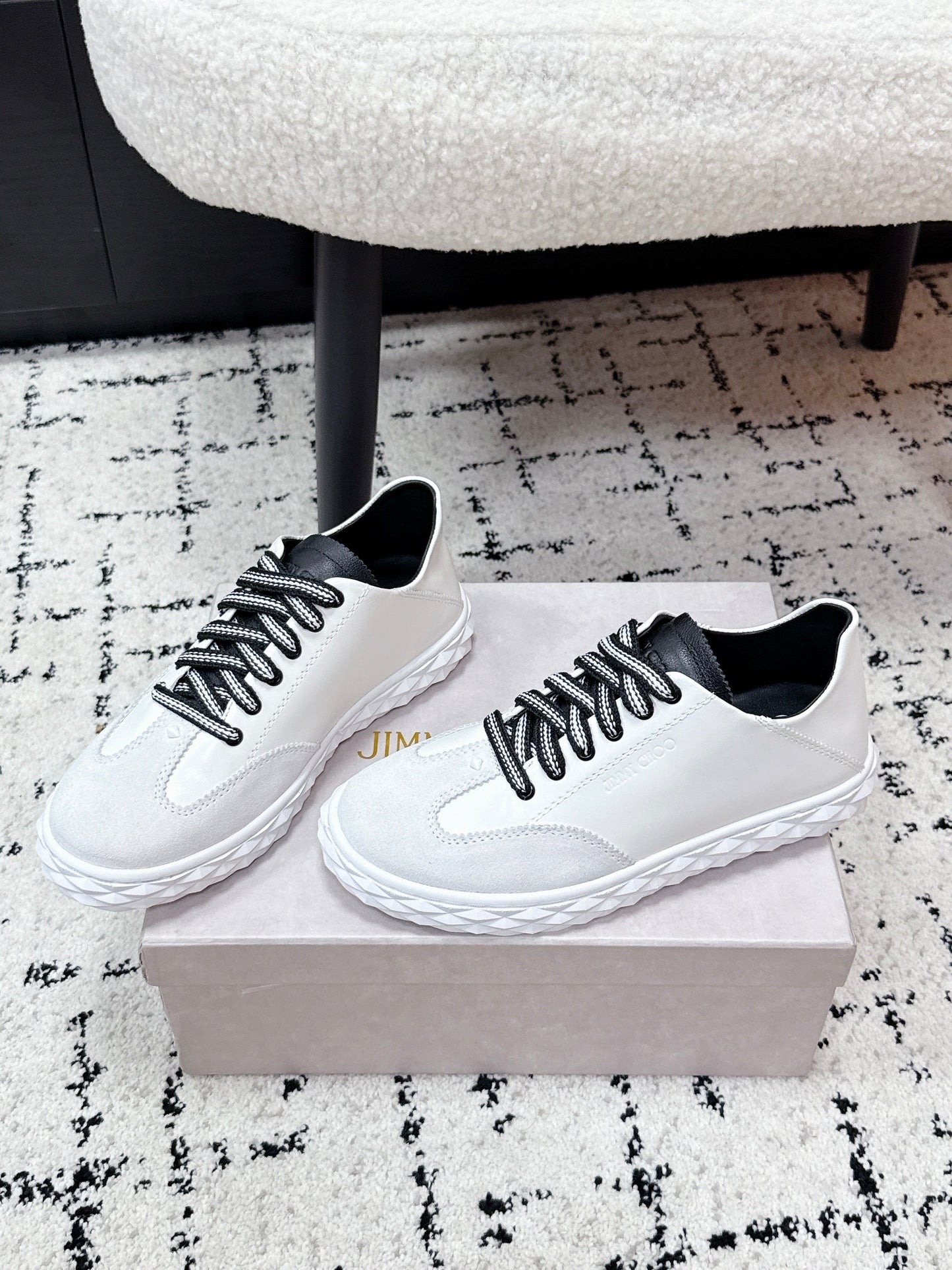 КРОСІВКИ JIMMY CHOO 26S З БІЛОЇ ЗАМШІ З ЧОРНИМИ ШНУРКАМИ