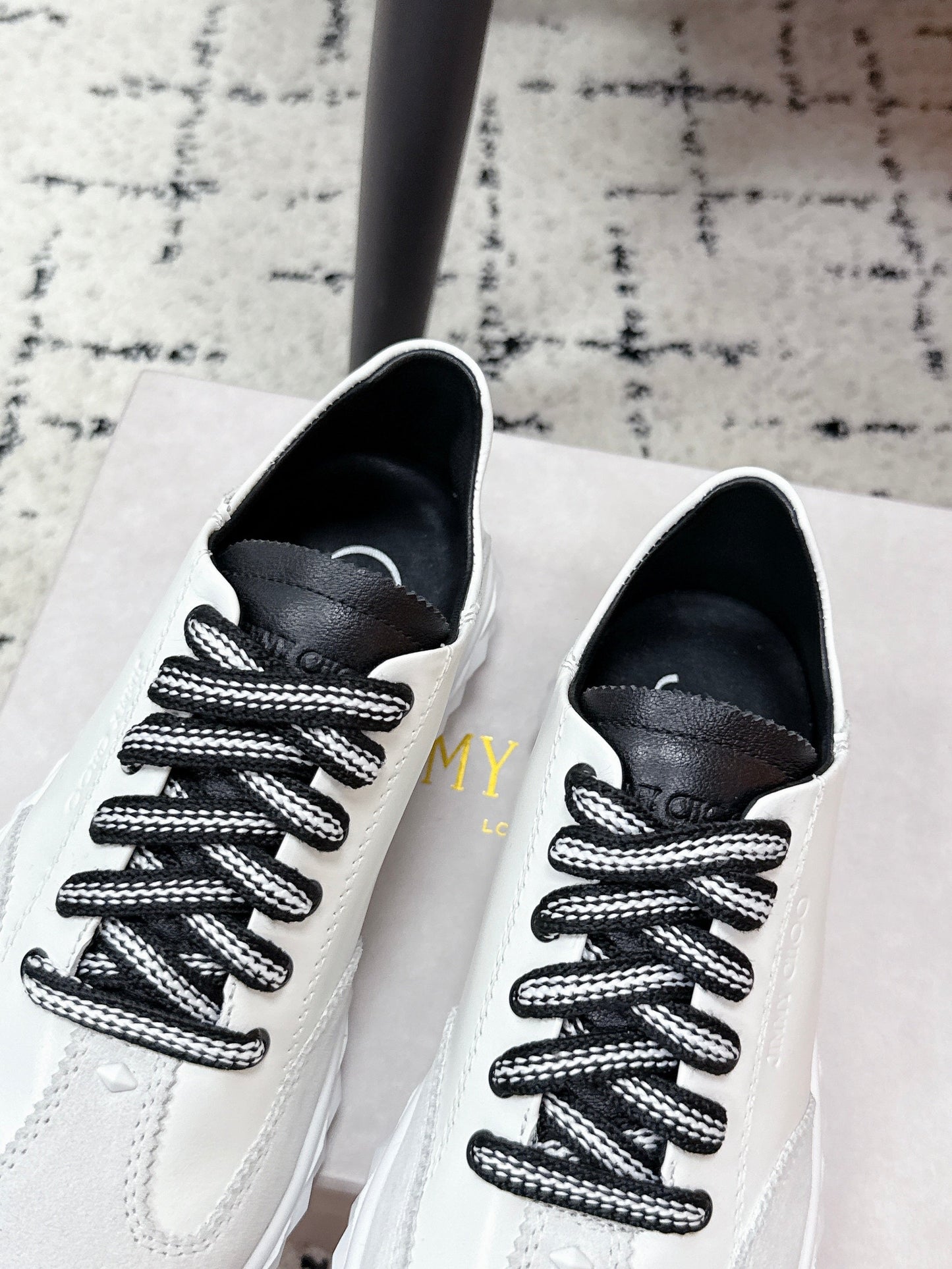 КРОСІВКИ JIMMY CHOO 26S З БІЛОЇ ЗАМШІ З ЧОРНИМИ ШНУРКАМИ