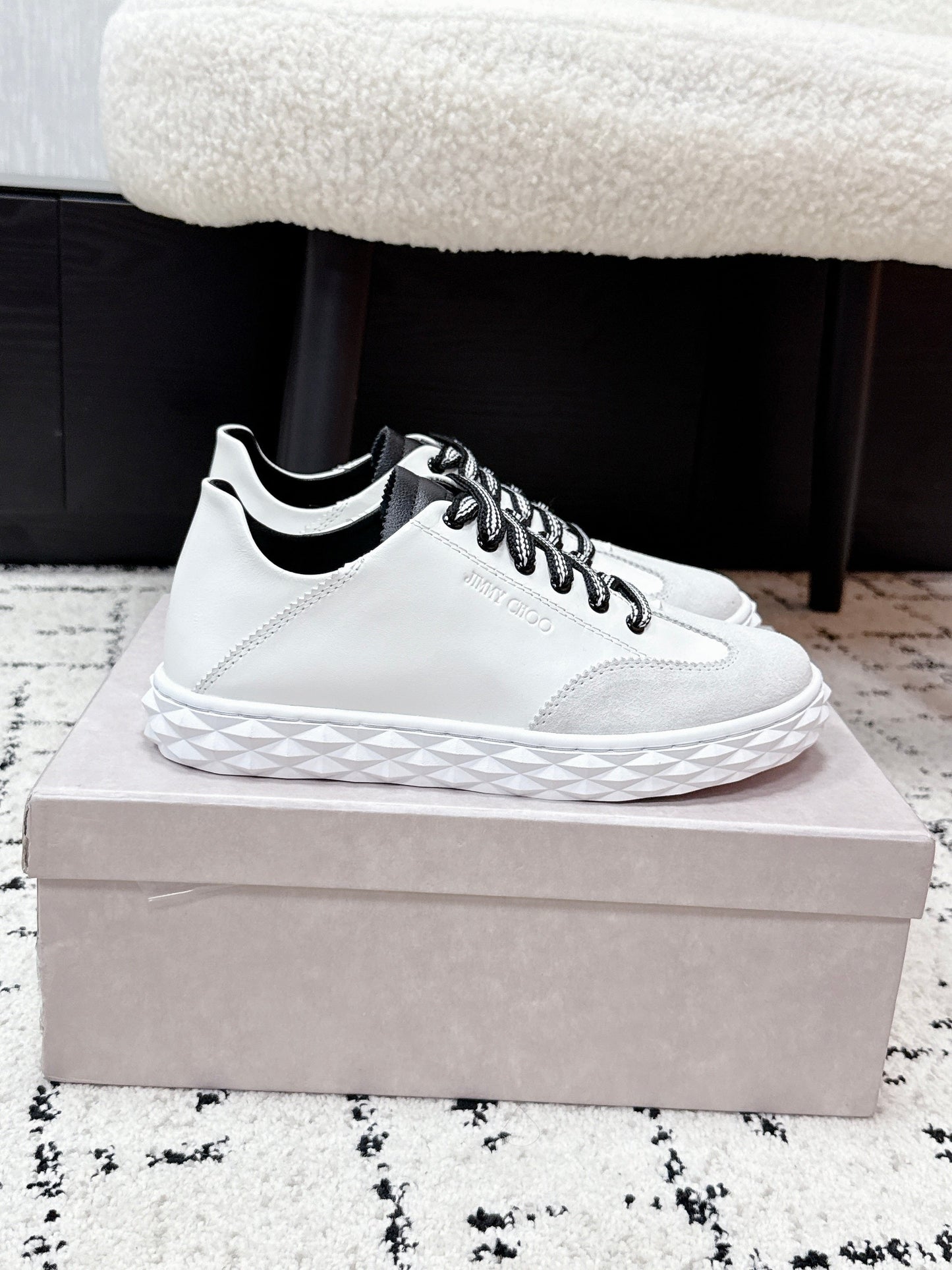 КРОСІВКИ JIMMY CHOO 26S З БІЛОЇ ЗАМШІ З ЧОРНИМИ ШНУРКАМИ