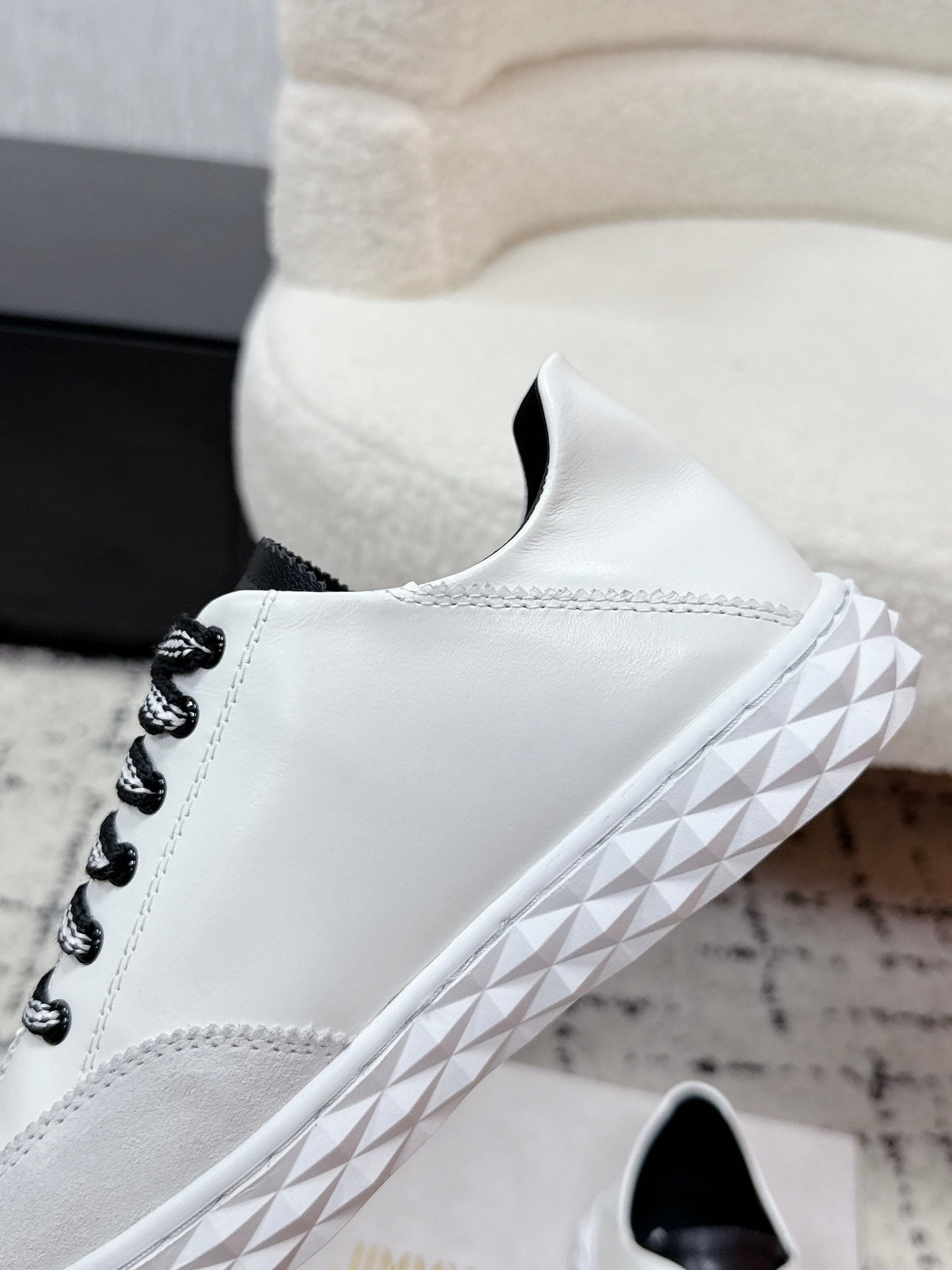 КРОСІВКИ JIMMY CHOO 26S З БІЛОЇ ЗАМШІ З ЧОРНИМИ ШНУРКАМИ