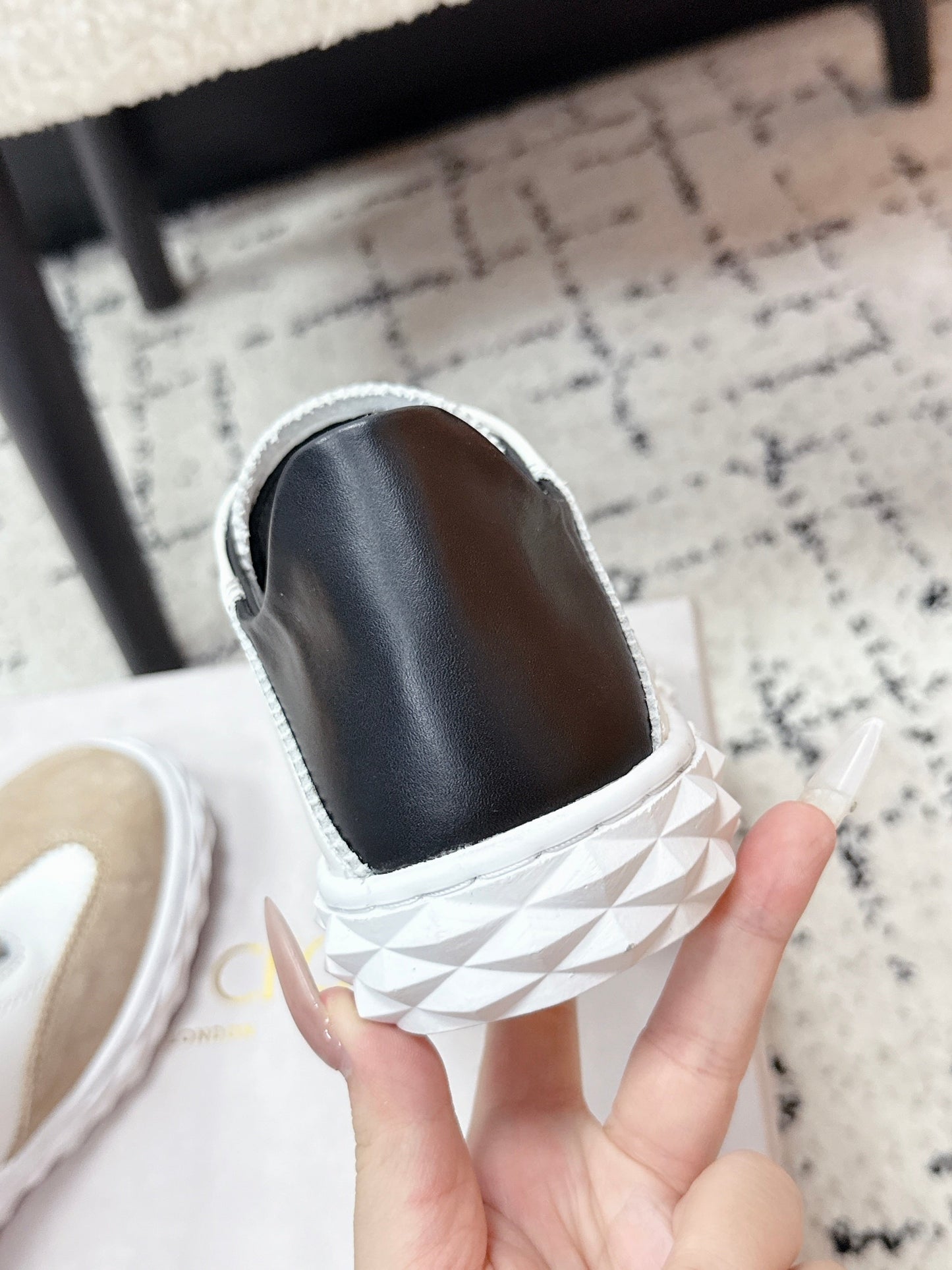 КРОСІВКИ JIMMY CHOO 26S З БЕЖЕВОЇ ЗАМШІ ТА БІЛОЇ ТЕЛЯЧОЇ ШКІРИ