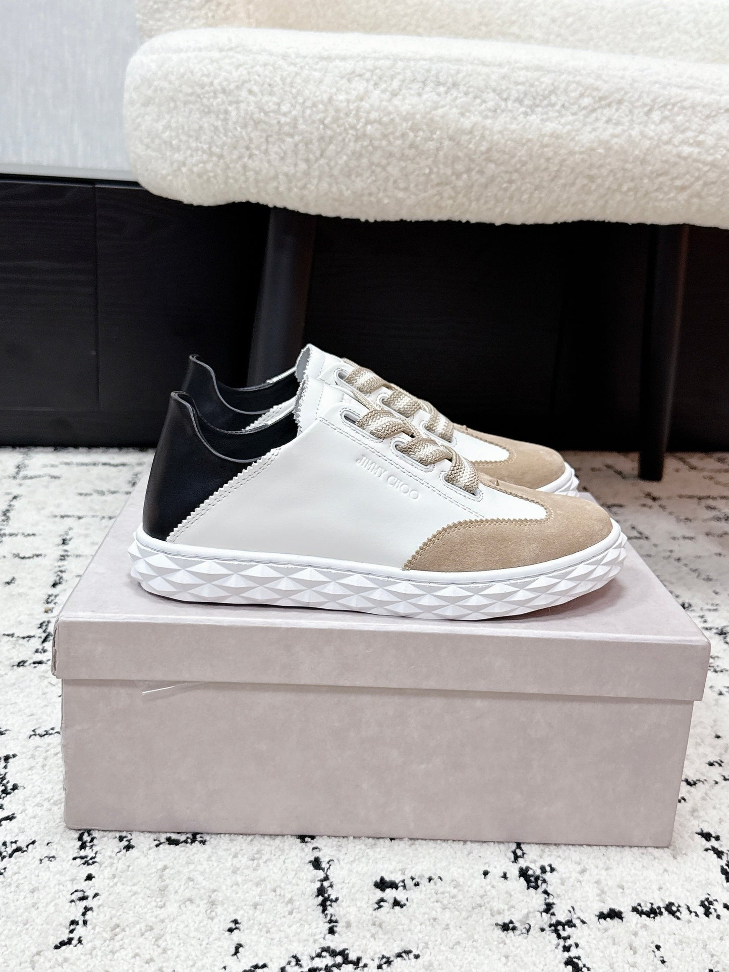 КРОСІВКИ JIMMY CHOO 26S З БЕЖЕВОЇ ЗАМШІ ТА БІЛОЇ ТЕЛЯЧОЇ ШКІРИ
