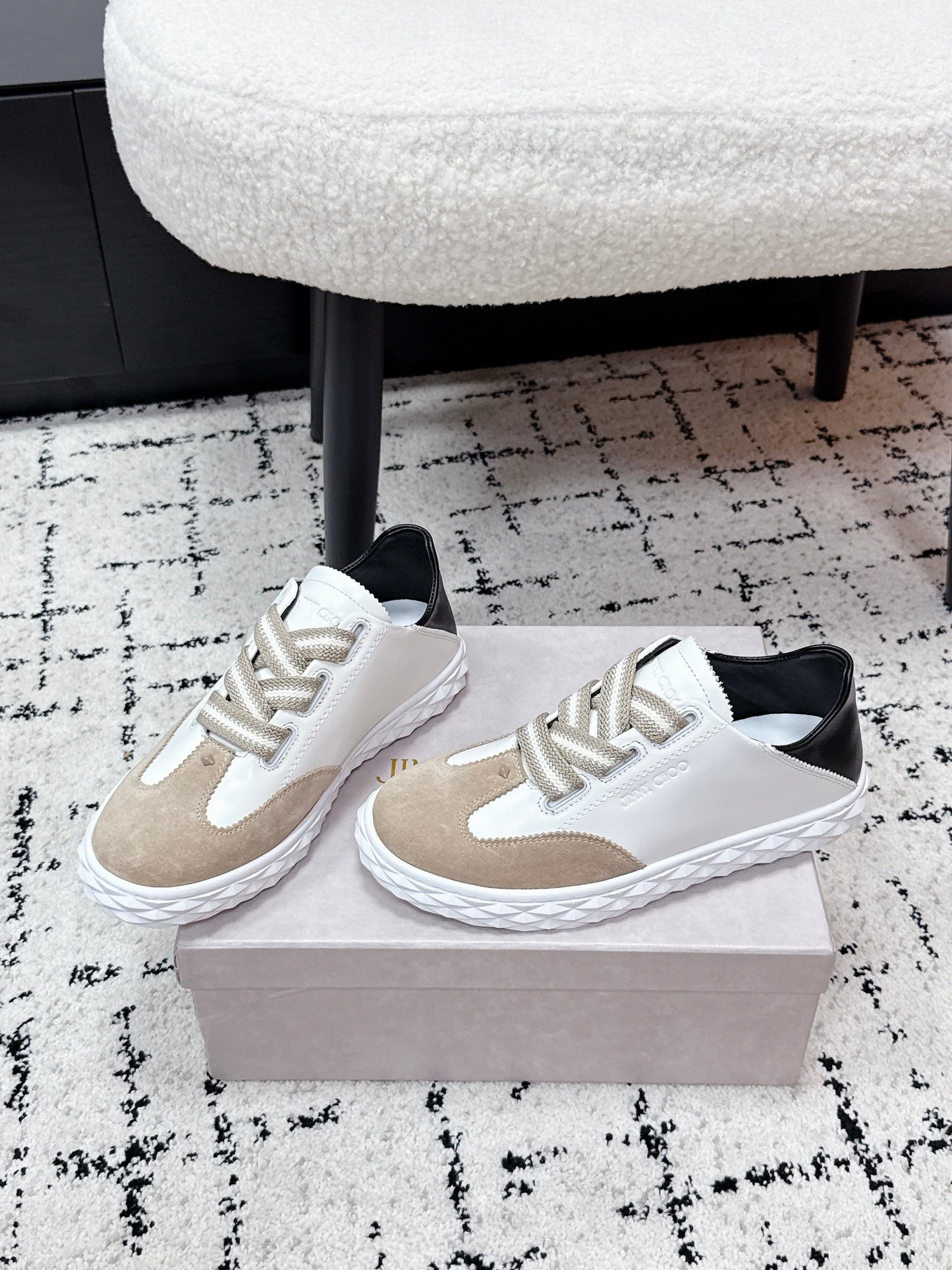 КРОСІВКИ JIMMY CHOO 26S З БЕЖЕВОЇ ЗАМШІ ТА БІЛОЇ ТЕЛЯЧОЇ ШКІРИ