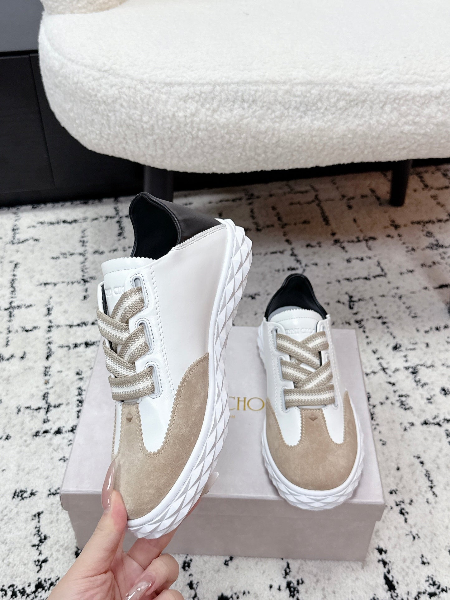 КРОСІВКИ JIMMY CHOO 26S З БЕЖЕВОЇ ЗАМШІ ТА БІЛОЇ ТЕЛЯЧОЇ ШКІРИ