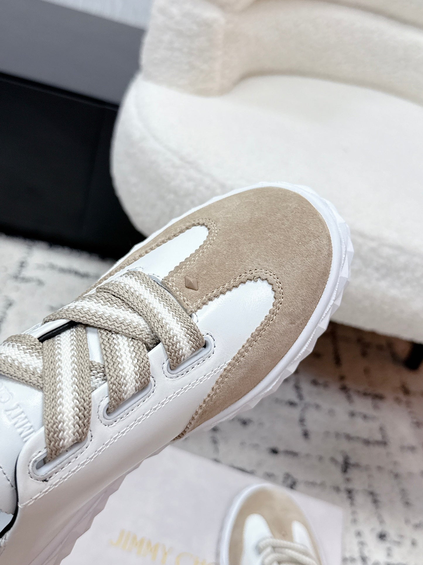 КРОСІВКИ JIMMY CHOO 26S З БЕЖЕВОЇ ЗАМШІ ТА БІЛОЇ ТЕЛЯЧОЇ ШКІРИ