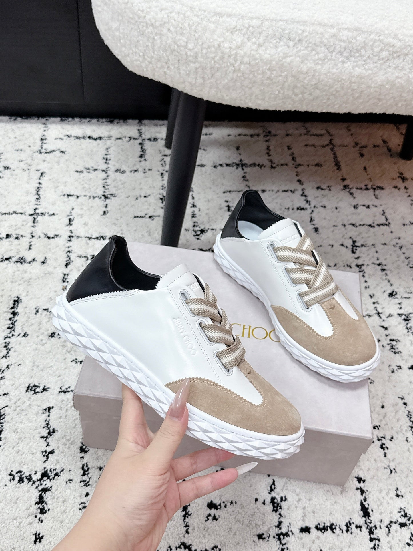 КРОСІВКИ JIMMY CHOO 26S З БЕЖЕВОЇ ЗАМШІ ТА БІЛОЇ ТЕЛЯЧОЇ ШКІРИ