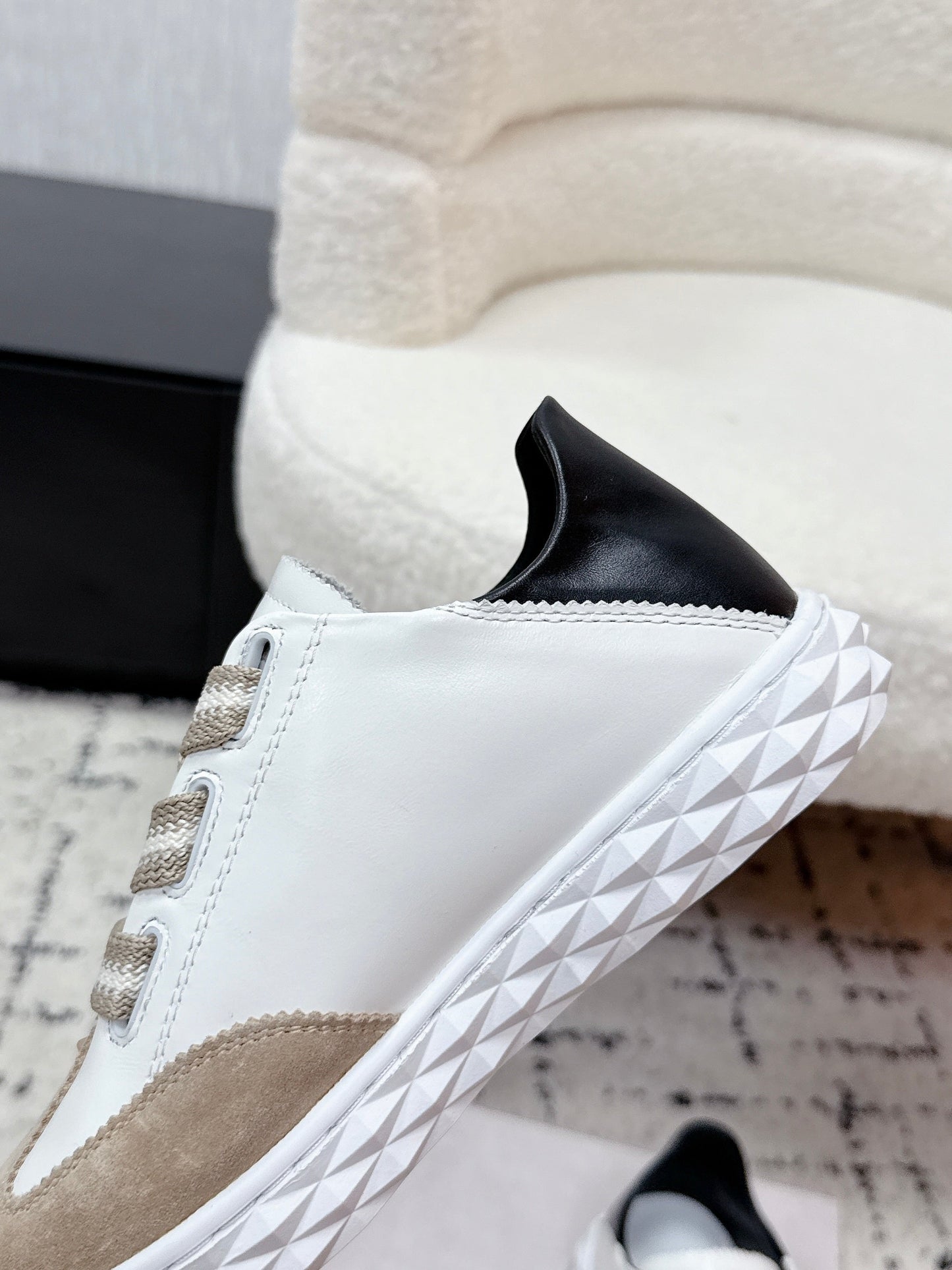 КРОСІВКИ JIMMY CHOO 26S З БЕЖЕВОЇ ЗАМШІ ТА БІЛОЇ ТЕЛЯЧОЇ ШКІРИ