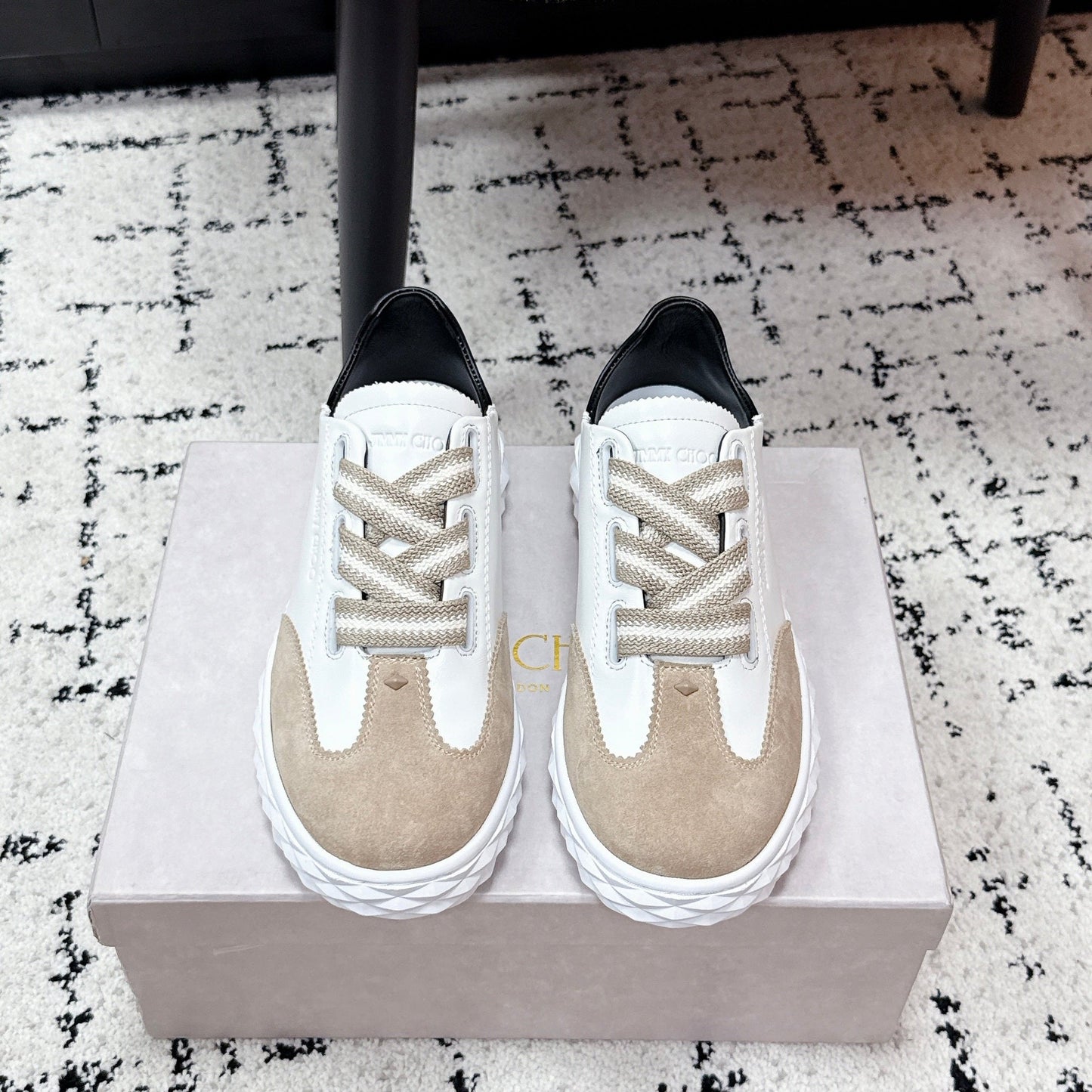 КРОСІВКИ JIMMY CHOO 26S З БЕЖЕВОЇ ЗАМШІ ТА БІЛОЇ ТЕЛЯЧОЇ ШКІРИ