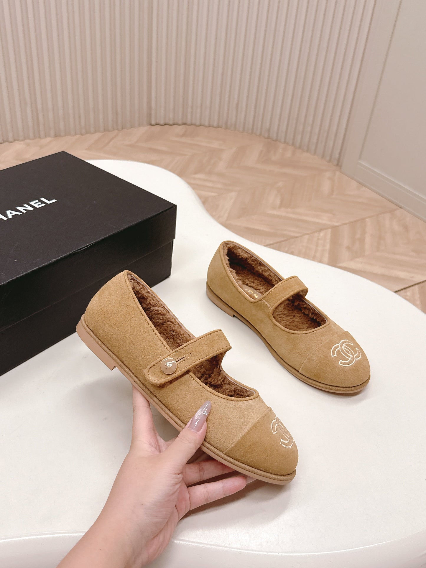 CHANEL FLAT MARY JANE SHOES 25S IN WARM BEIGE VELVET - 35