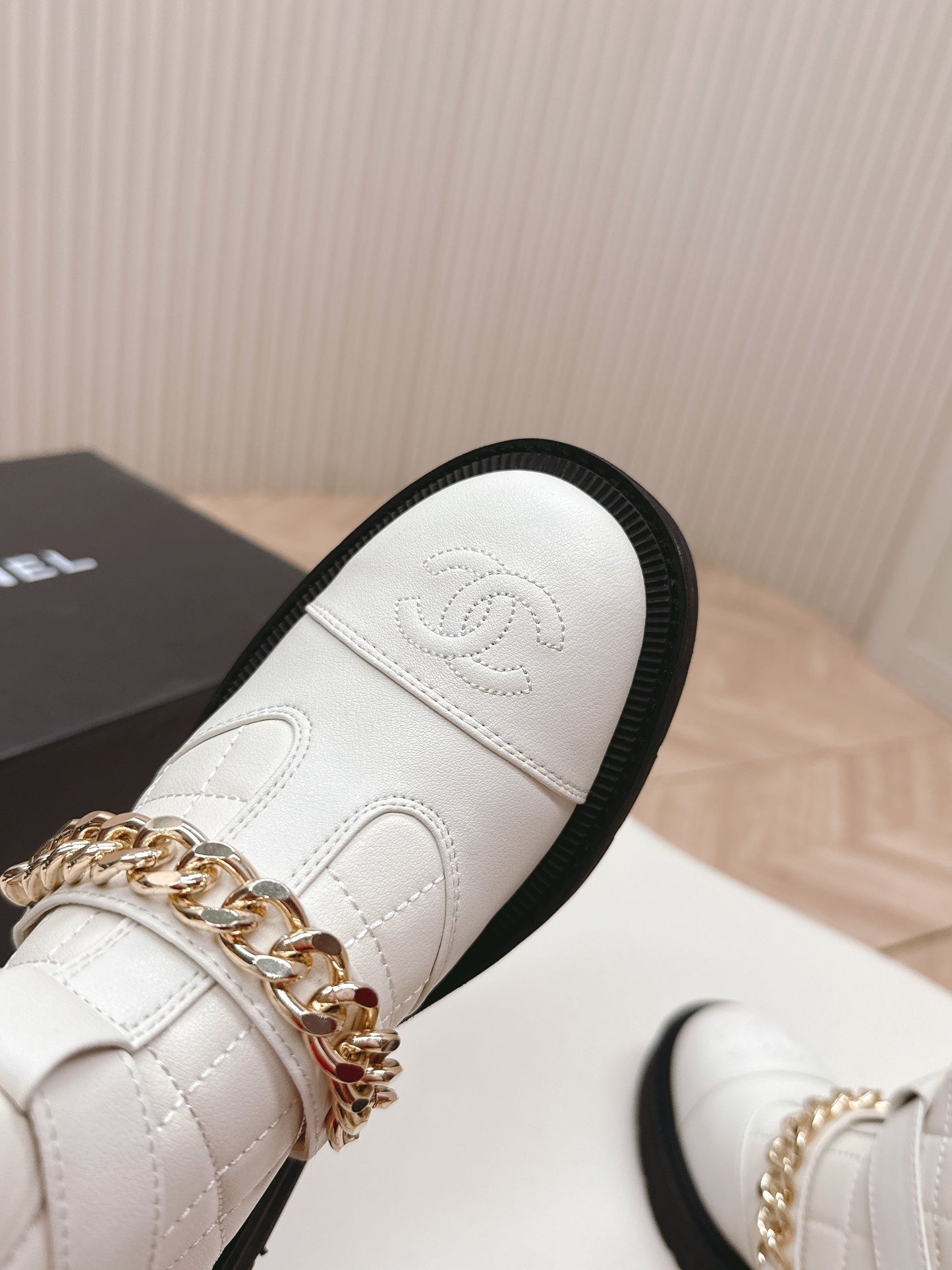 CHANEL ANKLE BOOTS 25S IN WHITE LAMBSKIN WITH GOLD HARDWARE - 35