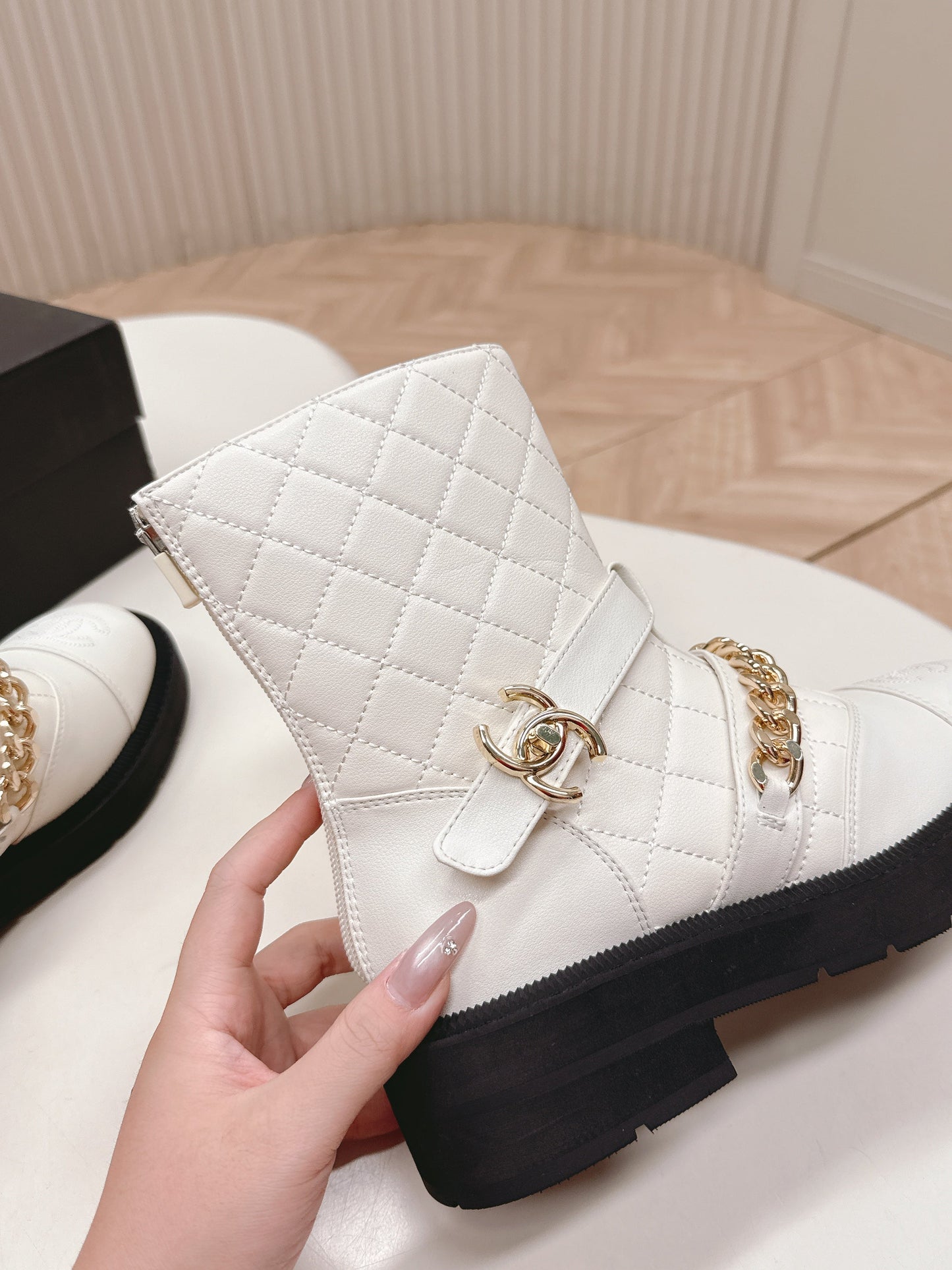 CHANEL ANKLE BOOTS 25S IN WHITE LAMBSKIN WITH GOLD HARDWARE - 35