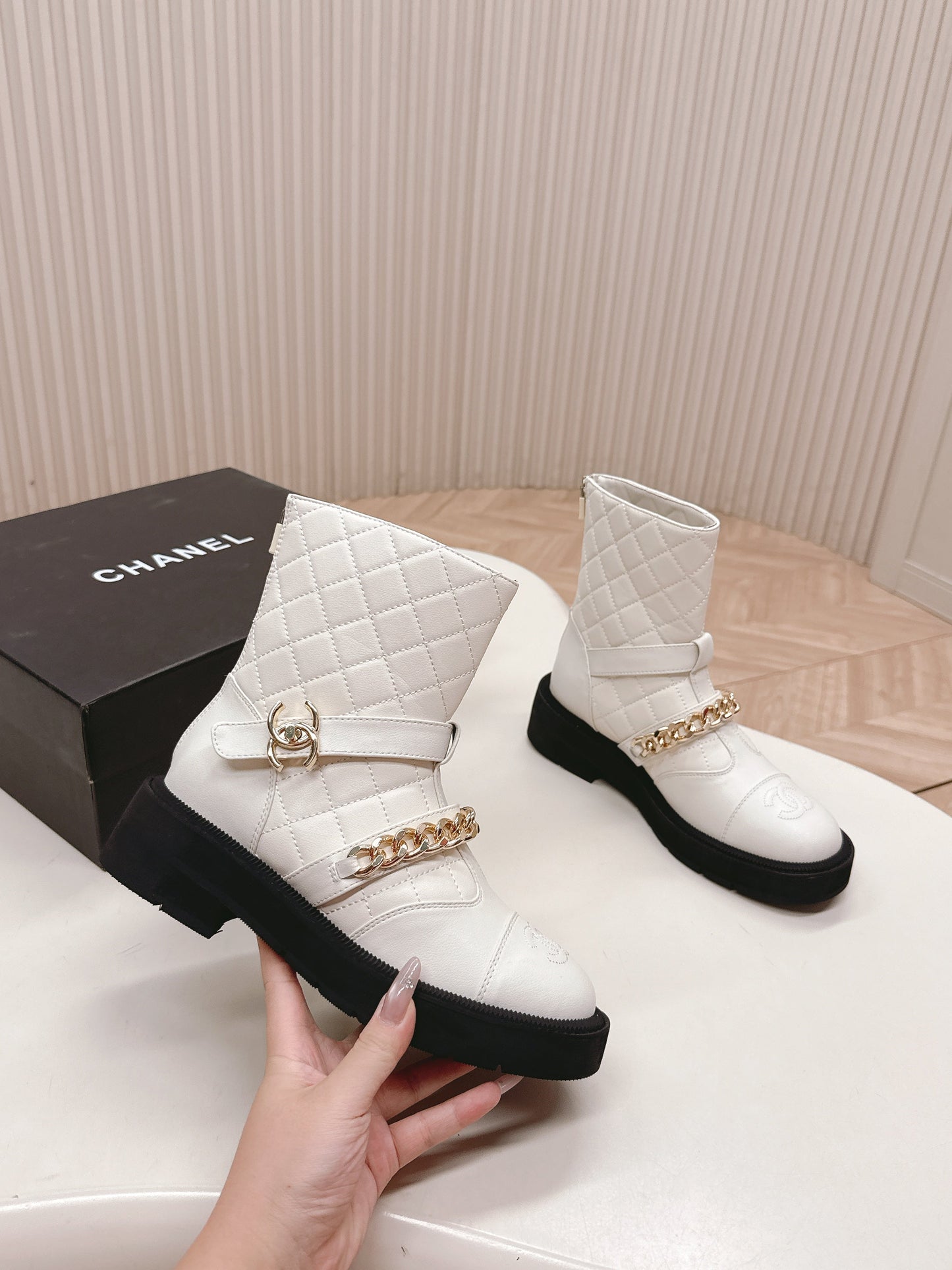 CHANEL ANKLE BOOTS 25S IN WHITE LAMBSKIN WITH GOLD HARDWARE - 35