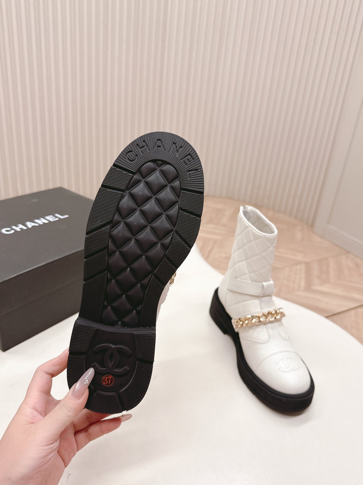 CHANEL ANKLE BOOTS 25S IN WHITE LAMBSKIN WITH GOLD HARDWARE - 35