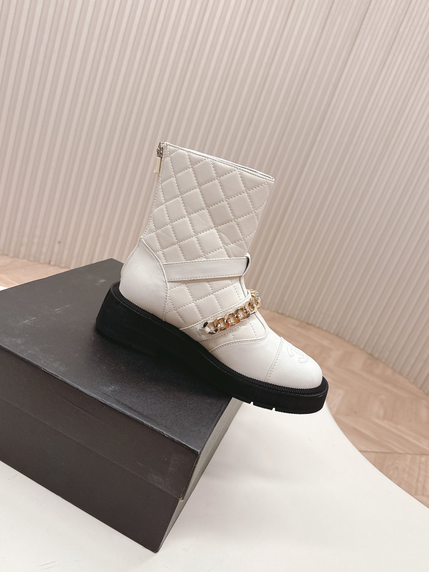 CHANEL ANKLE BOOTS 25S IN WHITE LAMBSKIN WITH GOLD HARDWARE - 35