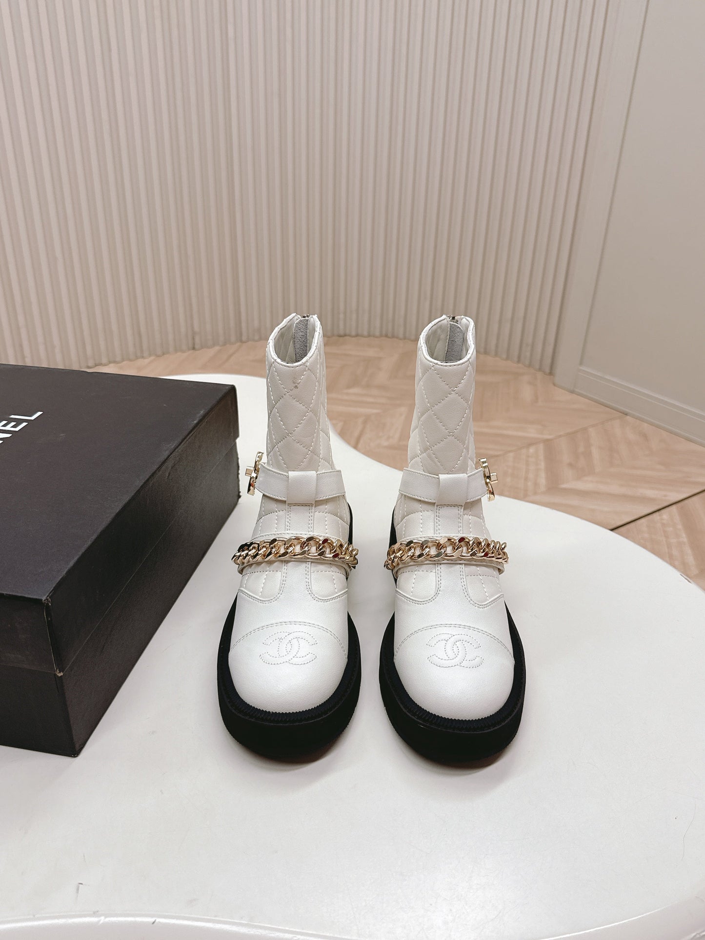 CHANEL ANKLE BOOTS 25S IN WHITE LAMBSKIN WITH GOLD HARDWARE - 35