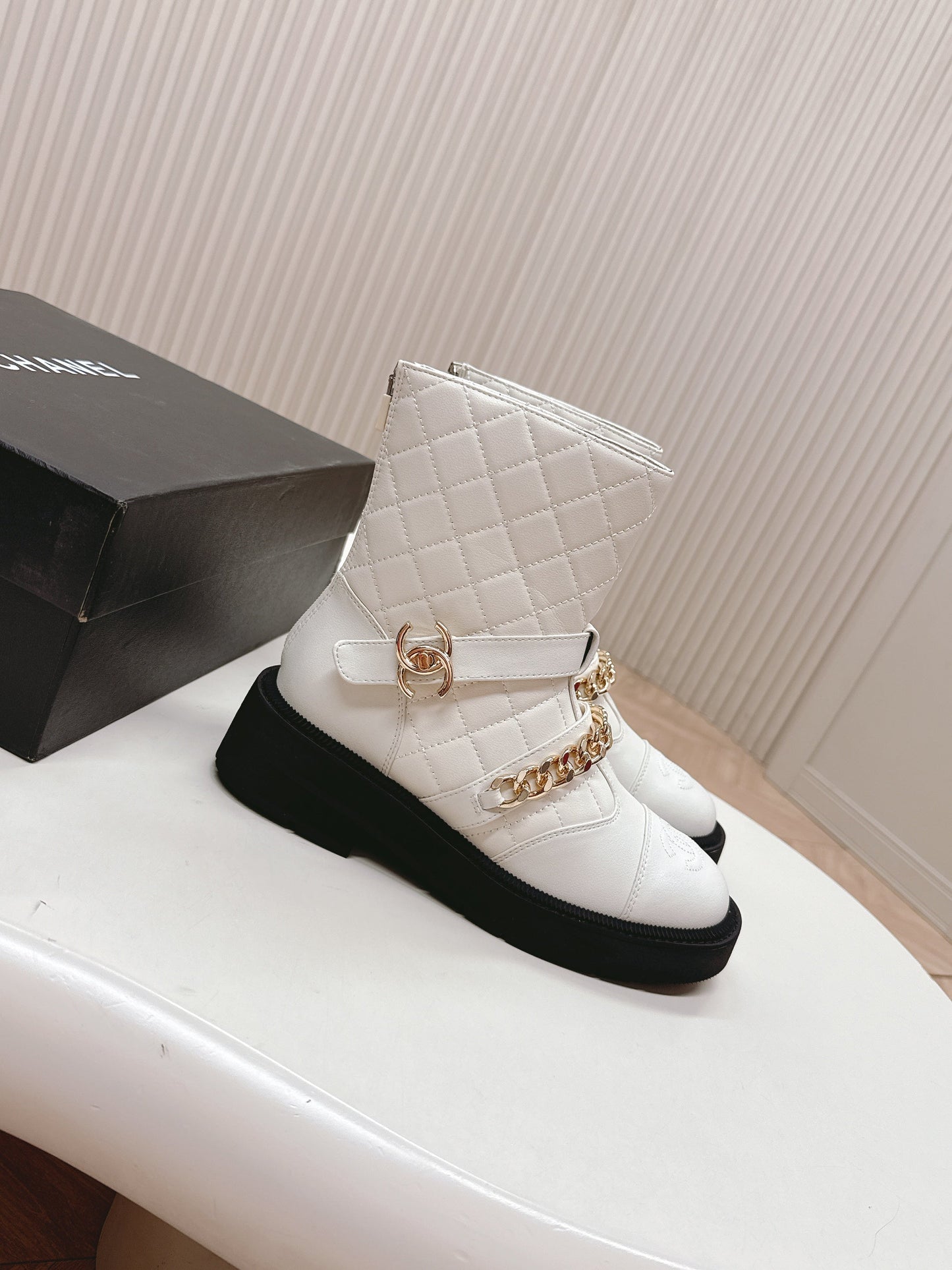 CHANEL ANKLE BOOTS 25S IN WHITE LAMBSKIN WITH GOLD HARDWARE - 35