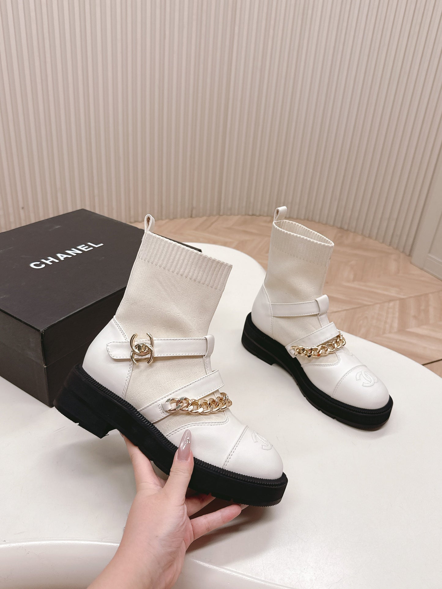 CHANEL ANKLE BOOTS 25S IN CREAM WHITE LAMBSKIN AND FABRIC WITH GOLD HARDWARE - 35