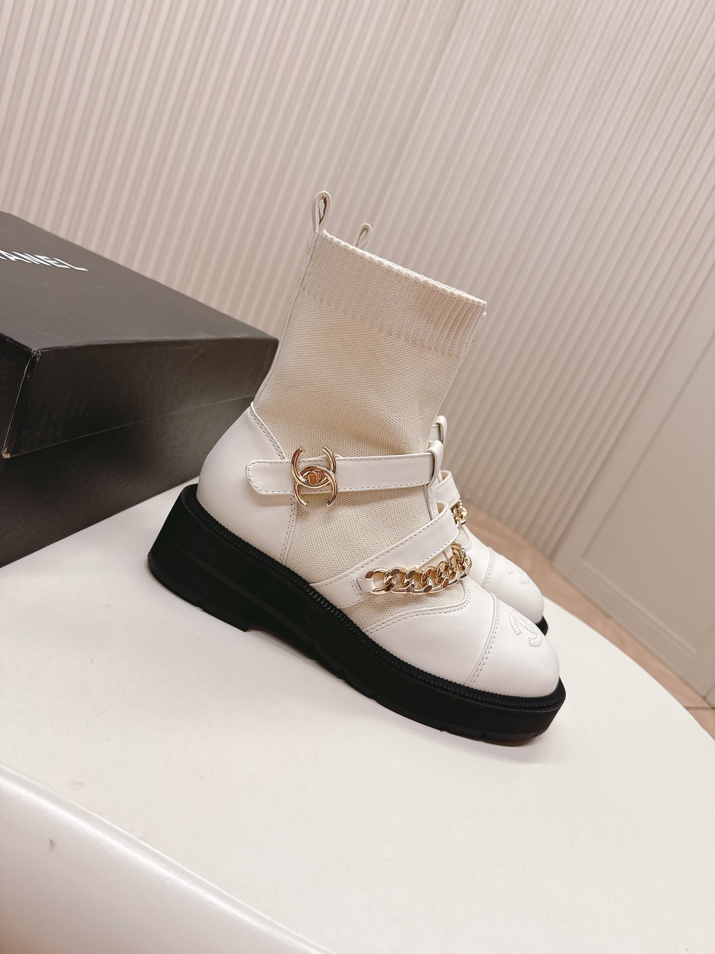 CHANEL ANKLE BOOTS 25S IN CREAM WHITE LAMBSKIN AND FABRIC WITH GOLD HARDWARE - 35