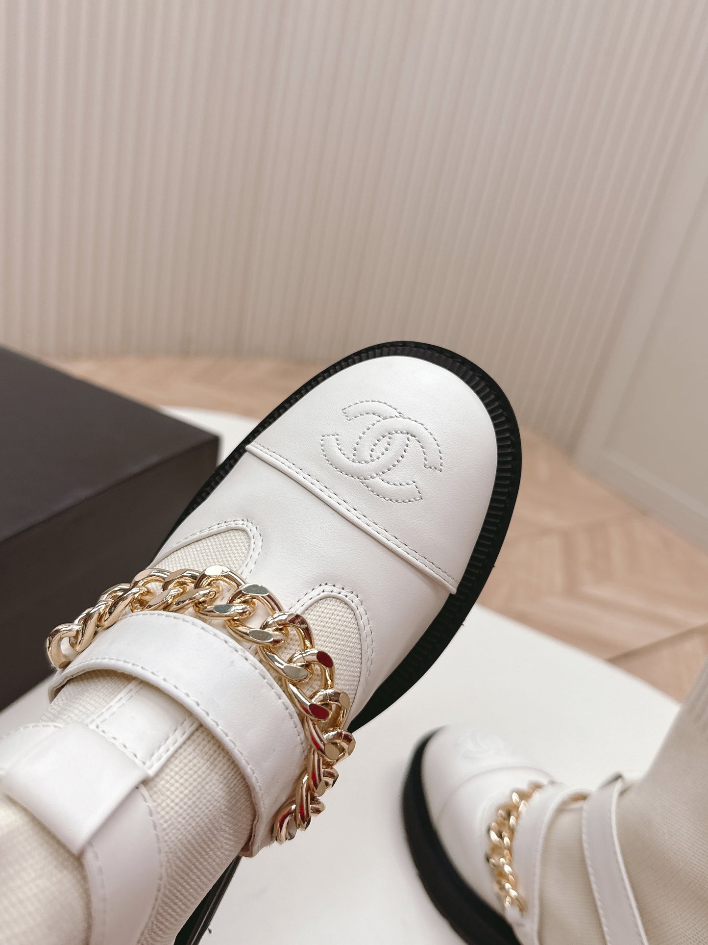 CHANEL ANKLE BOOTS 25S IN CREAM WHITE LAMBSKIN AND FABRIC WITH GOLD HARDWARE - 35