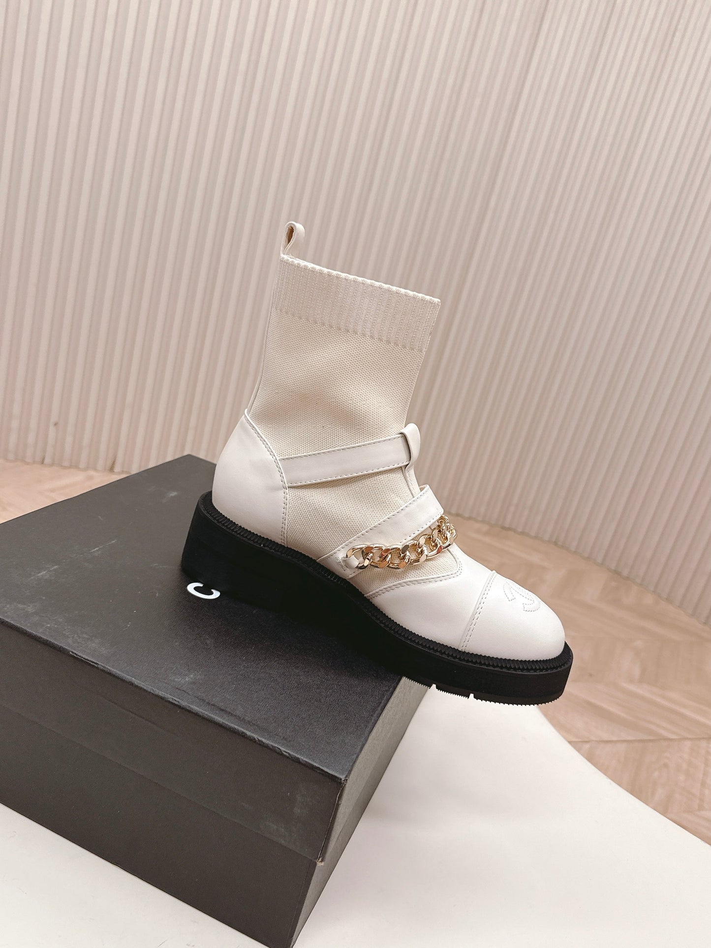 CHANEL ANKLE BOOTS 25S IN CREAM WHITE LAMBSKIN AND FABRIC WITH GOLD HARDWARE - 35