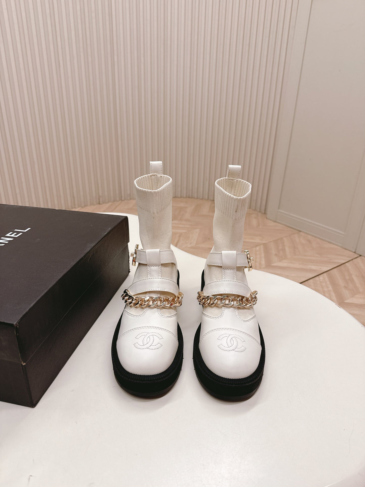 CHANEL ANKLE BOOTS 25S IN CREAM WHITE LAMBSKIN AND FABRIC WITH GOLD HARDWARE - 35