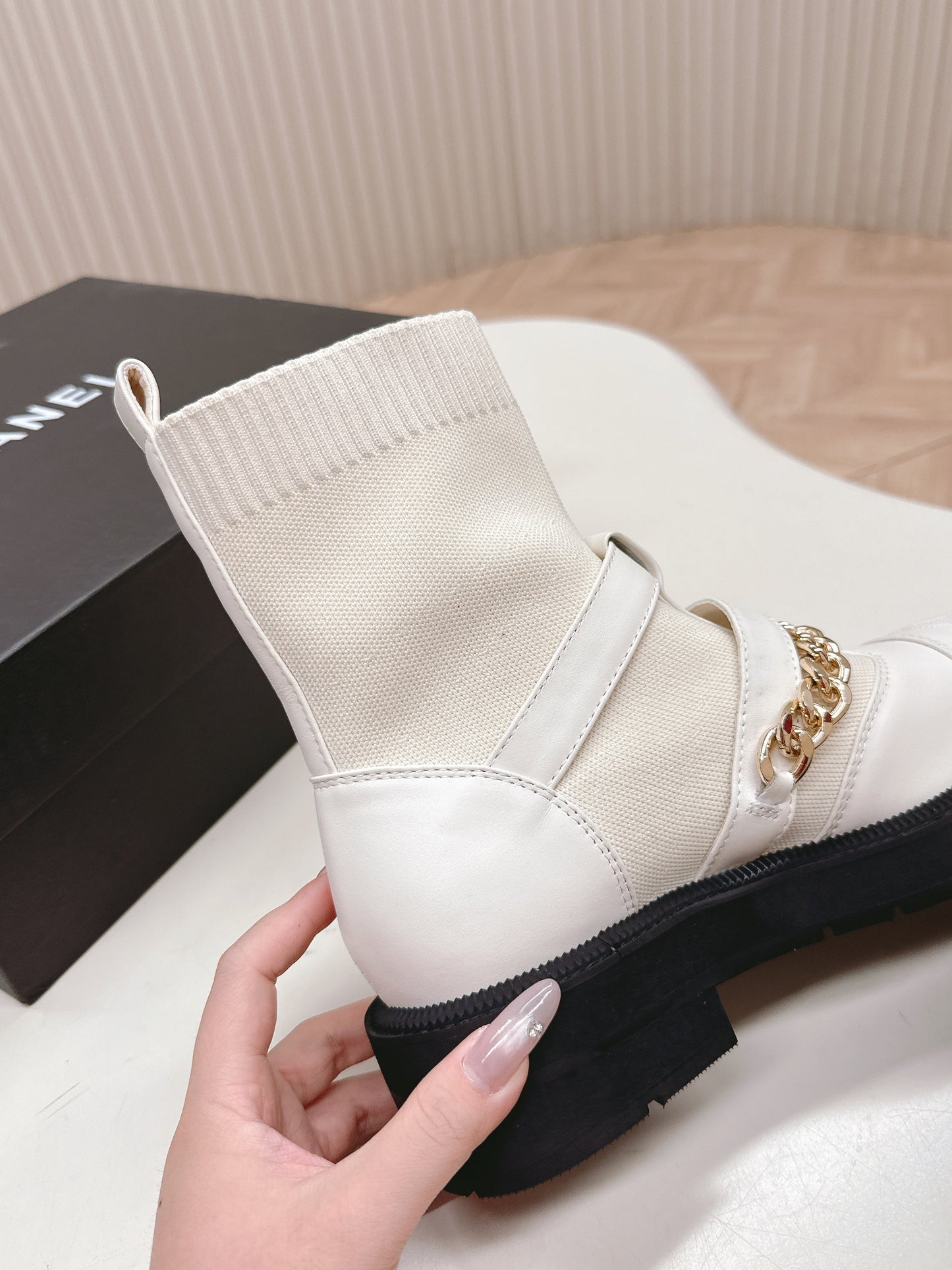 CHANEL ANKLE BOOTS 25S IN CREAM WHITE LAMBSKIN AND FABRIC WITH GOLD HARDWARE - 35