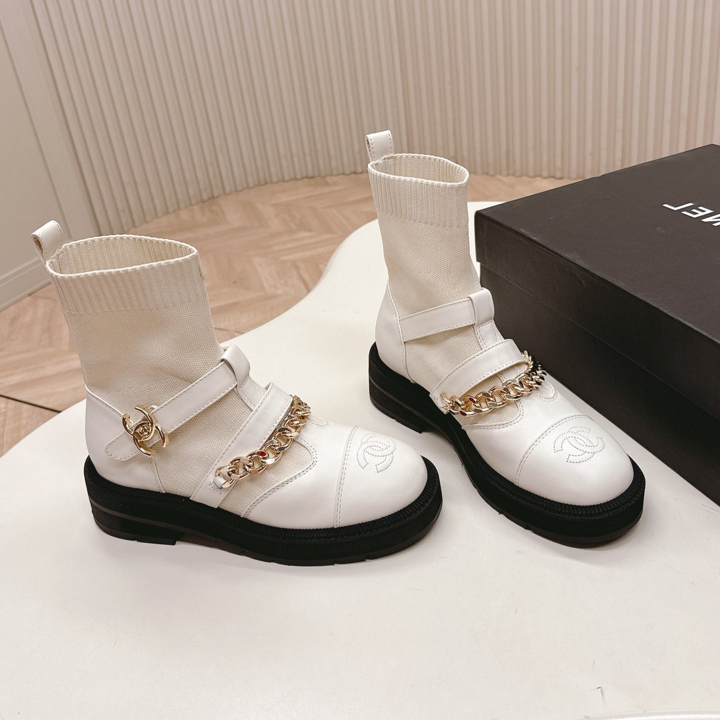 CHANEL ANKLE BOOTS 25S IN CREAM WHITE LAMBSKIN AND FABRIC WITH GOLD HARDWARE - 35