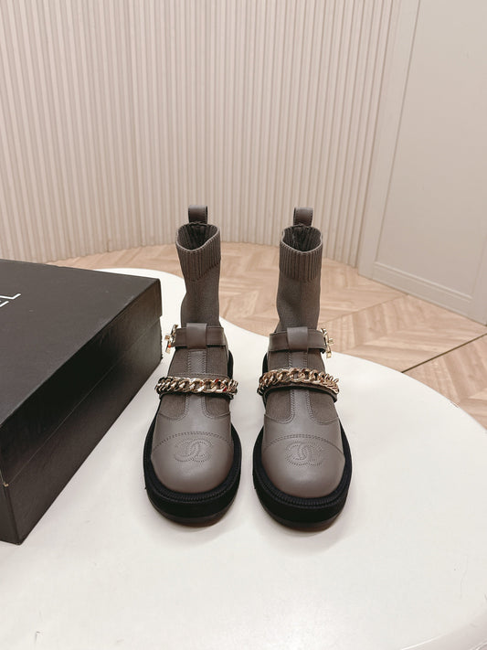 ЧЕРЕВИКИ CHANEL 25S НА ЩИКОЛОТКУ З ДИМЧАСТО-СІРОЇ ОВЕЧОЇ ШКІРИ ТА ТКАНИНИ ІЗ ЗОЛОТОЮ ФУРНІТУРОЮ – 35